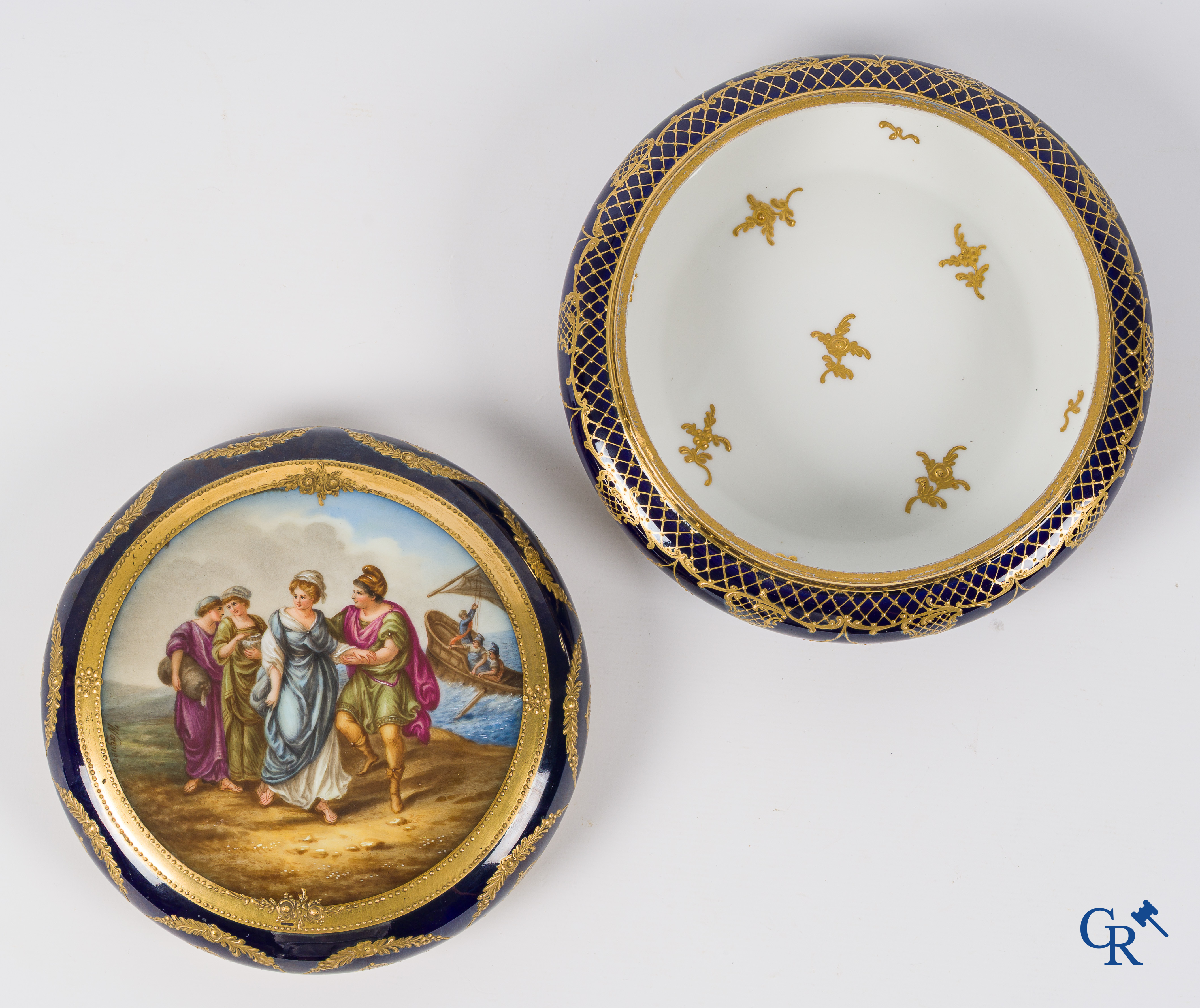 Porcelaine de Vienne. Grande boîte à couvercle rond en porcelaine de Vienne. "L'évasion de Paris et d'Hélène" Signé Wagner.