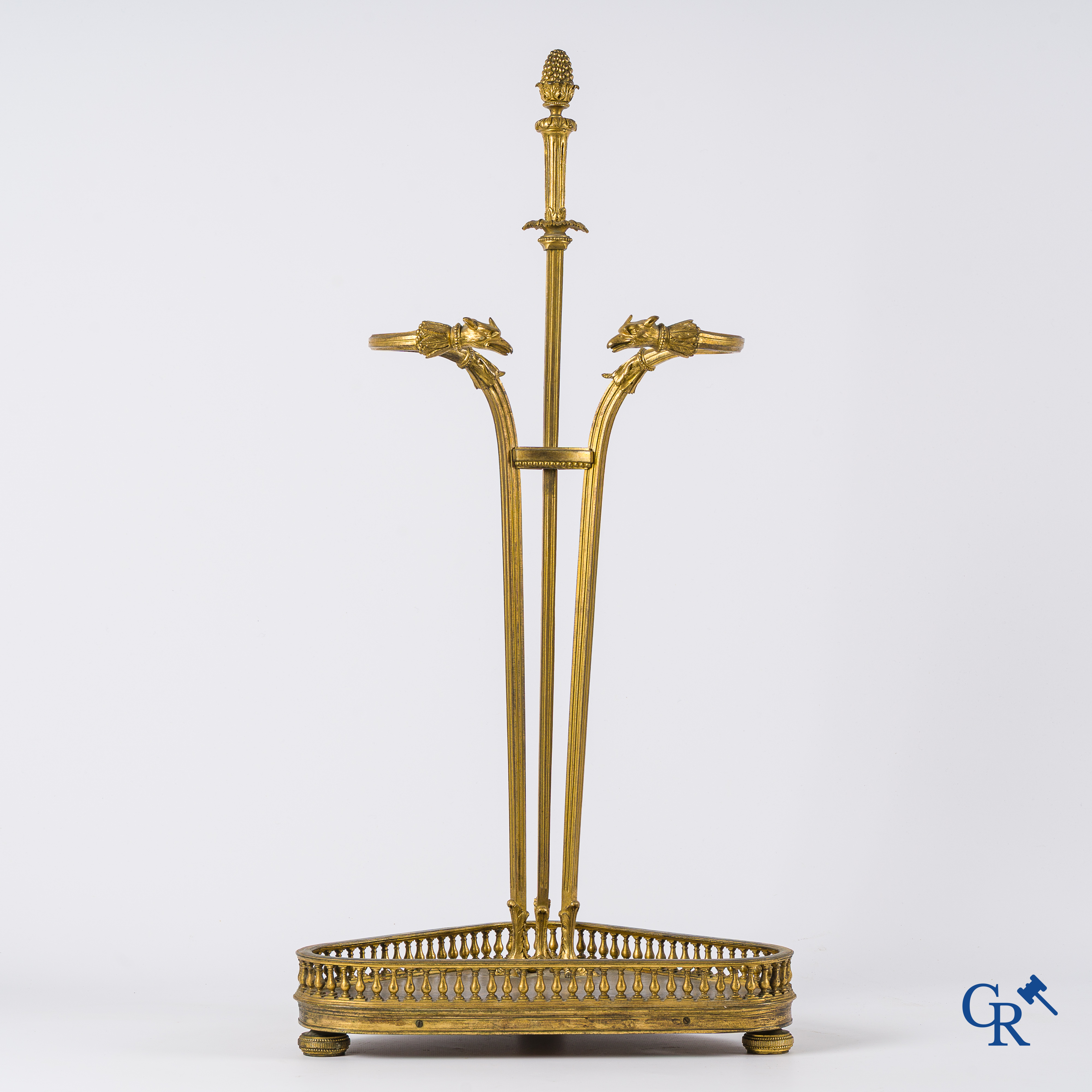 Empire. Porte-parapluie à tête d'aigle en bronze finement ciselé et doré. France, vers 1810.