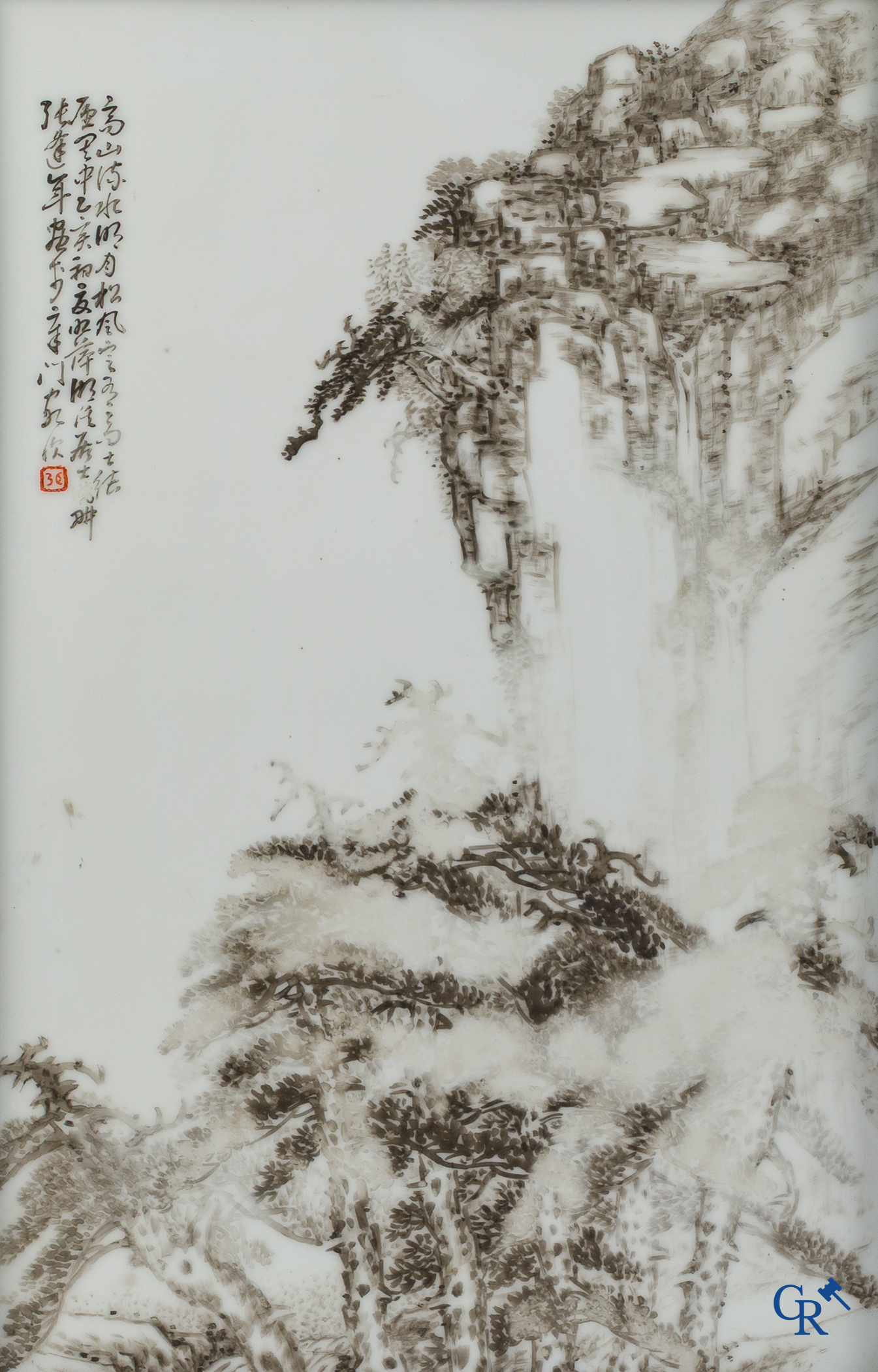 Art Asiatique, Chine. Grande plaque en porcelaine, qianjang cai. Signé. Avec ancienne étiquette de la Galerie Stampaert à Gand.