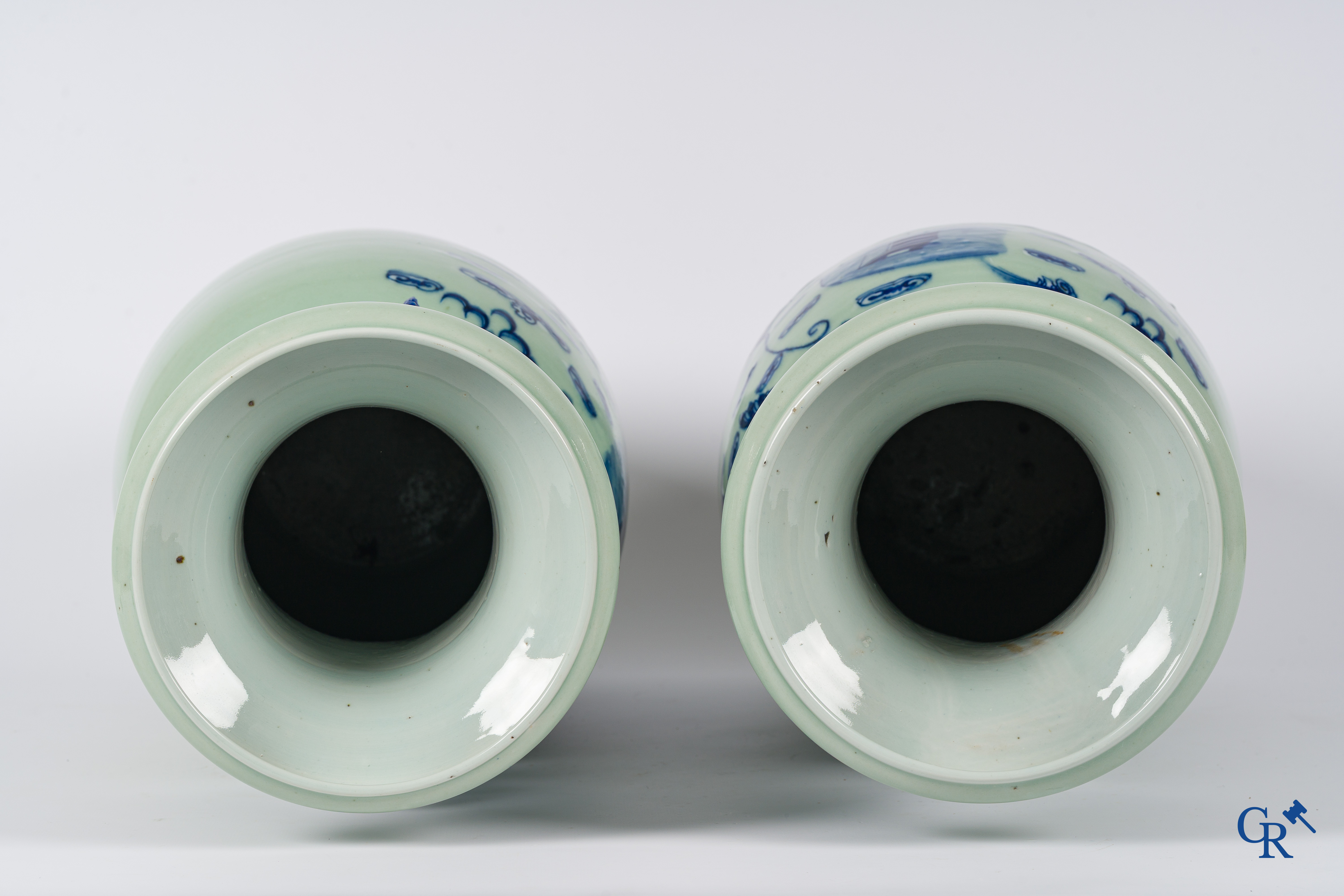 Art Asiatique. Porcelaine chinoise. Paire de vases céladon avec décor de dragons et un phénix. Chine, fin du 19ème siècle.