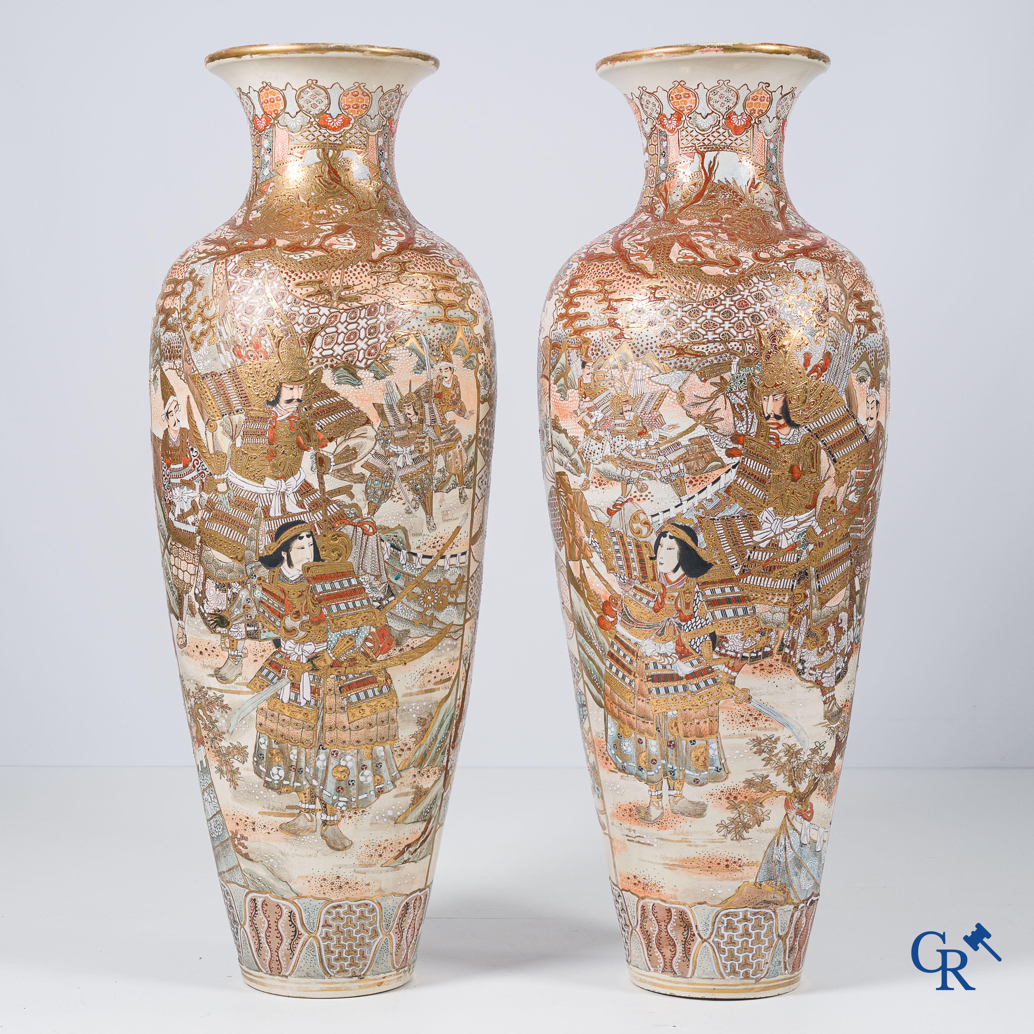 Art Asiatique. Art japonais. Exceptionnelle grande paire de vases Satsuma finement décorés. XIXe siècle.