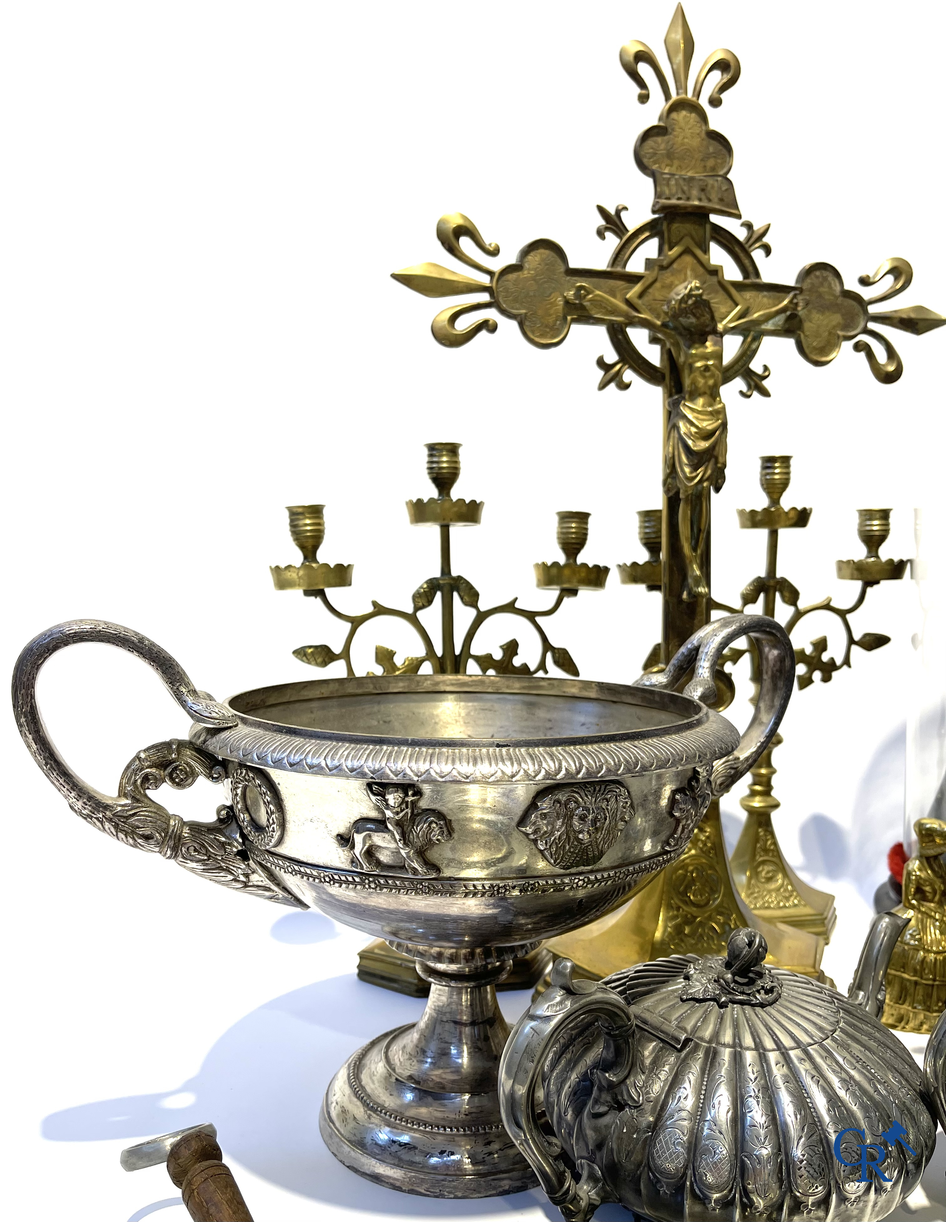 Lot brocante with religious objects, globe with Maria and child and objects in tin and others.