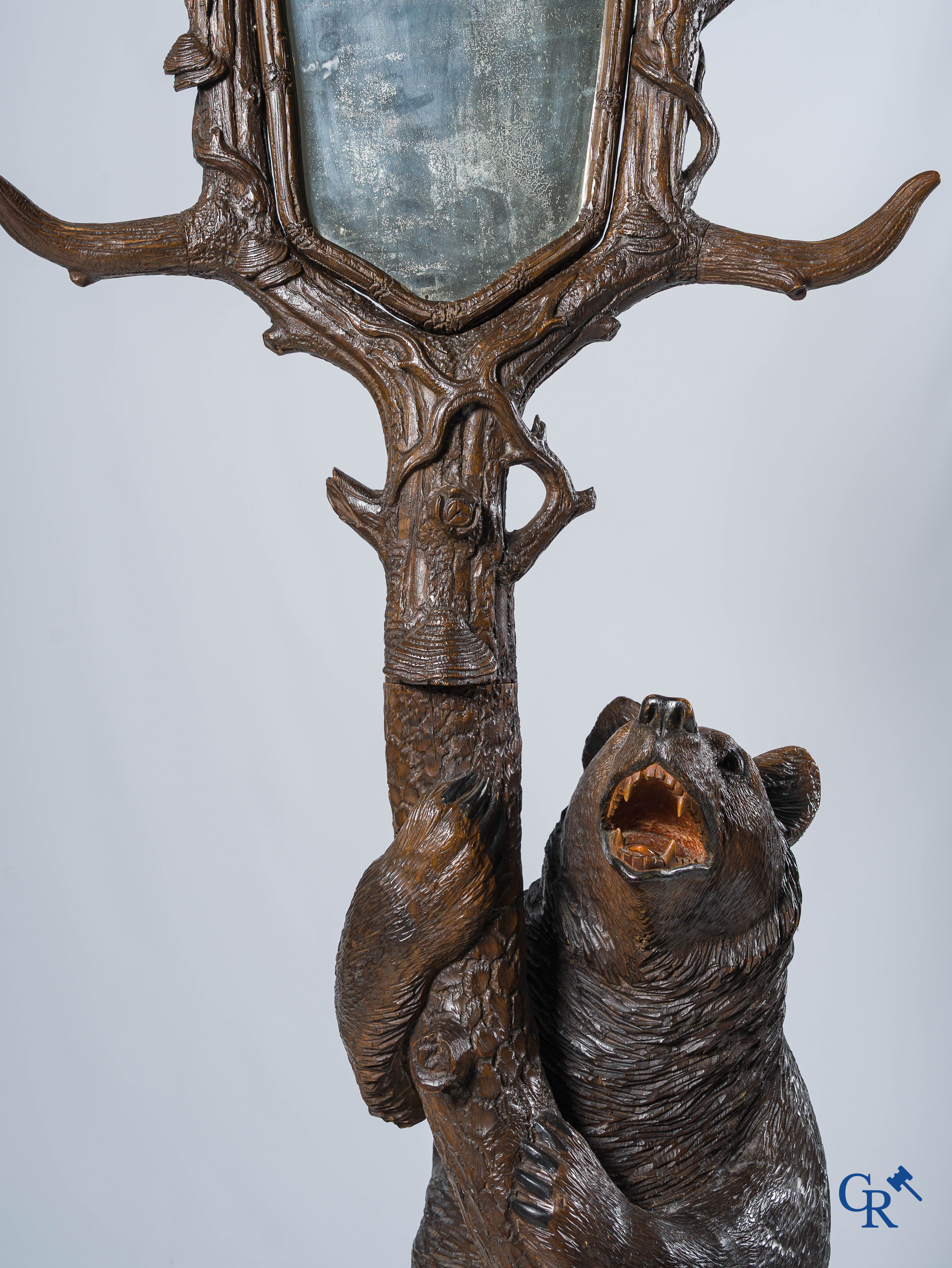 Région Forêt Noire. "Black forest" porte manteau aux ours en tilleul sculpté. Vers 1890.
