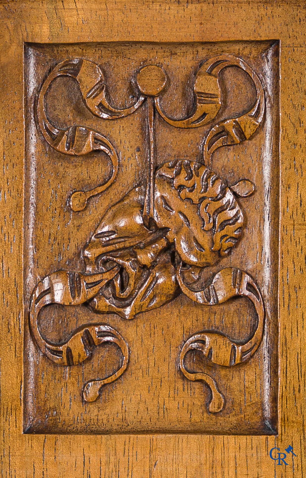 Mobilier. Meuble en noyer finement sculpté avec armoiries et masques. Style néo-Renaissance. Fin du 19ème siècle.