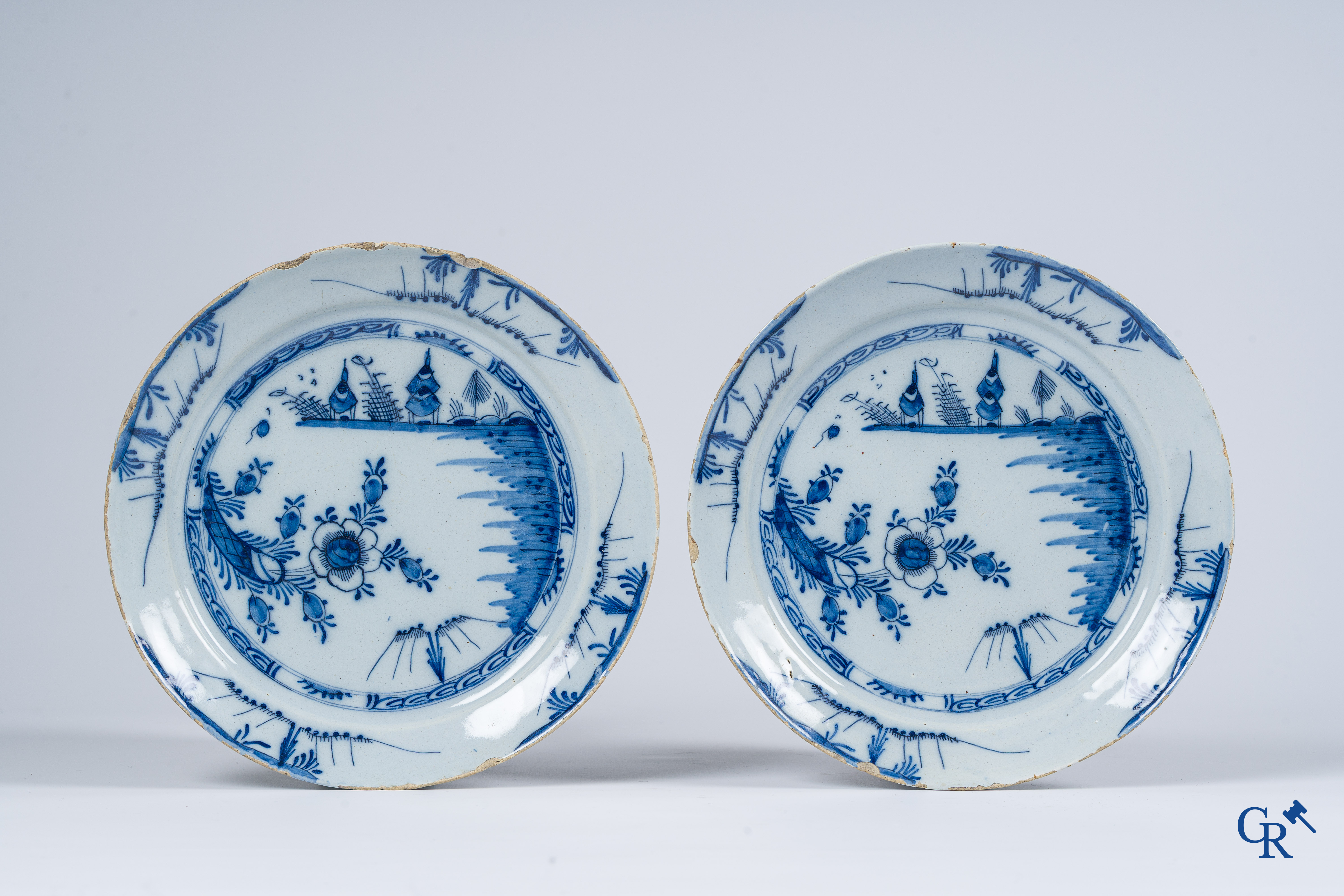 Faience. Paire d'assiettes en faience de Delft. Hollande 18ème.