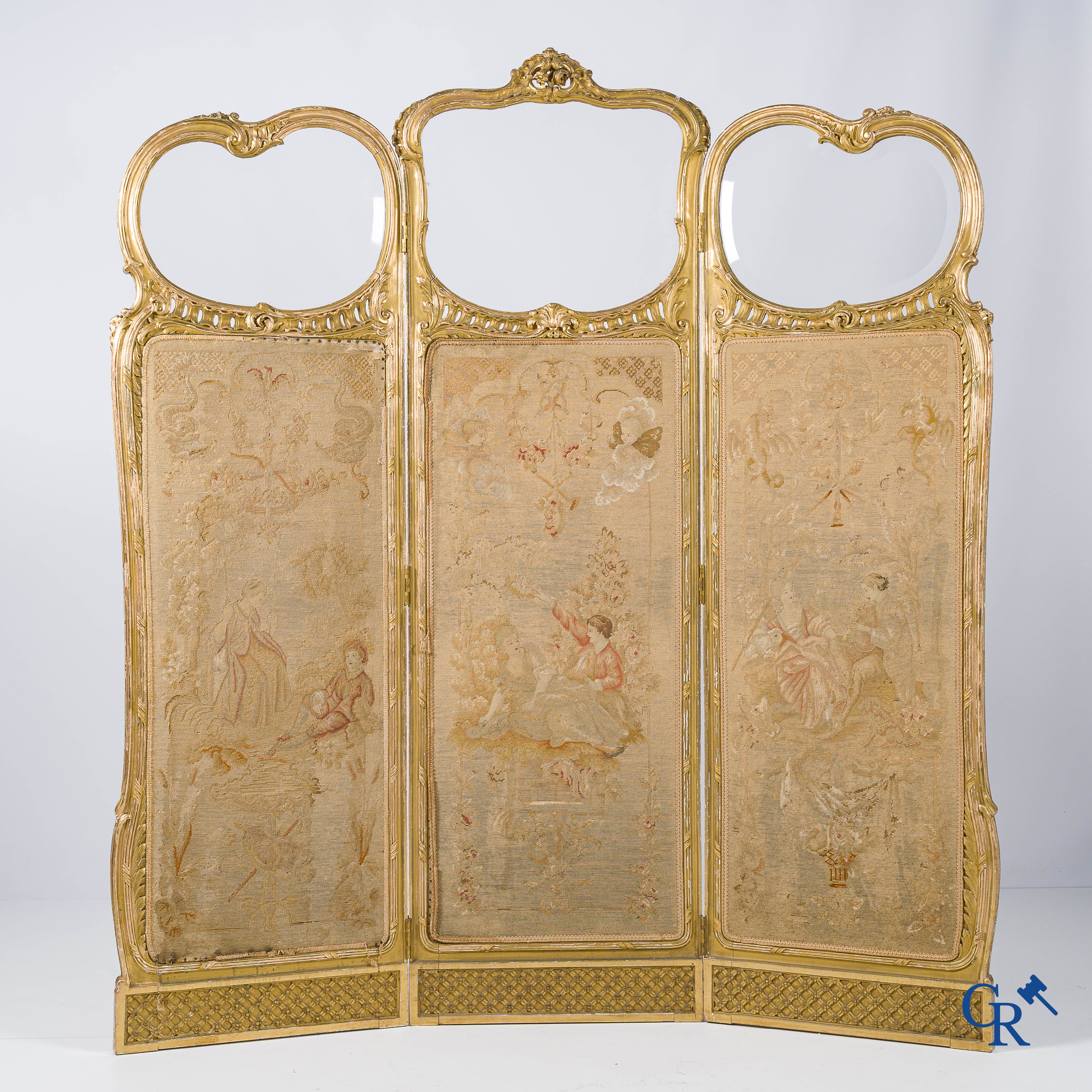 Paravent 3 pièces en bois finement sculpté et doré, décoré de broderie. Style LXV, vers 1900.
