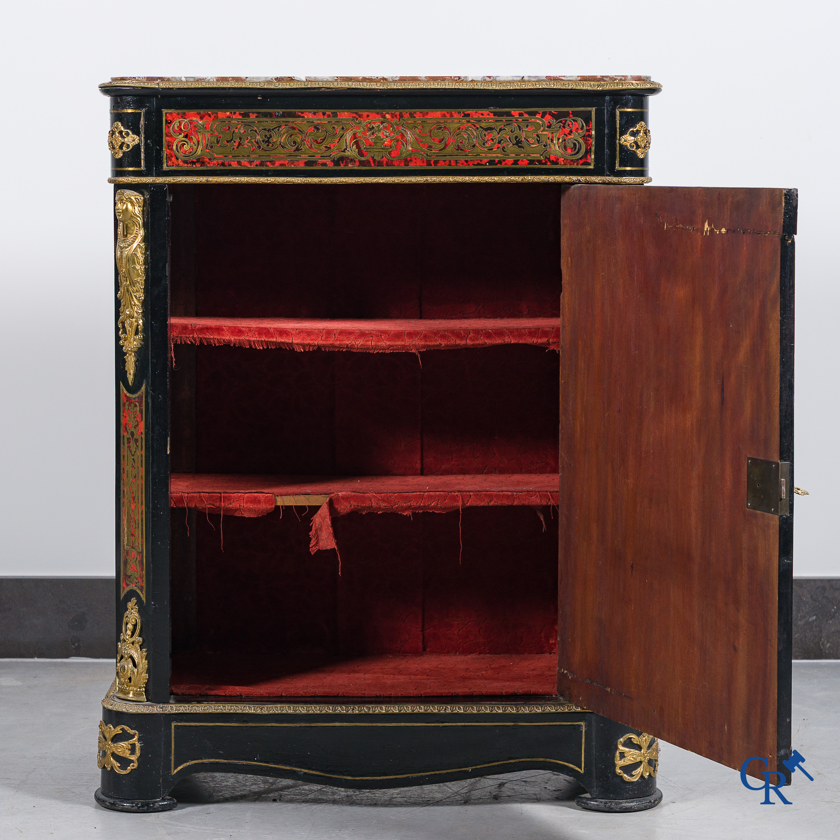 Lot composé d'un meuble de style Boulle, d'un geuriodon style LXVI et d'une paire de grands appliques en bronze.