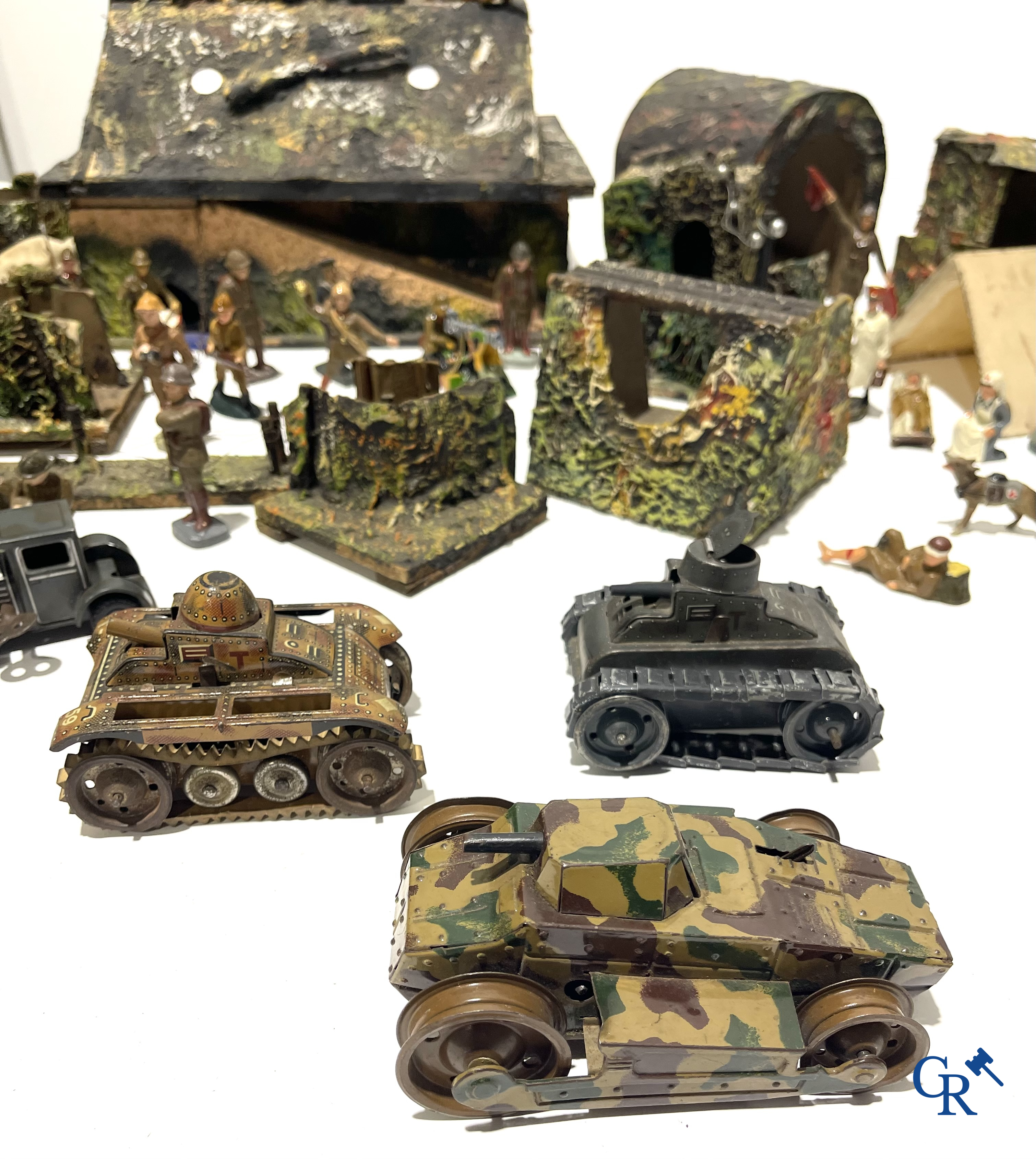 Grand nombre de jouets militaires ancien. Chars Gamma, figurines en composite, bunkers, tranchées, hôpital de campagne, etc. Années 1930-40.