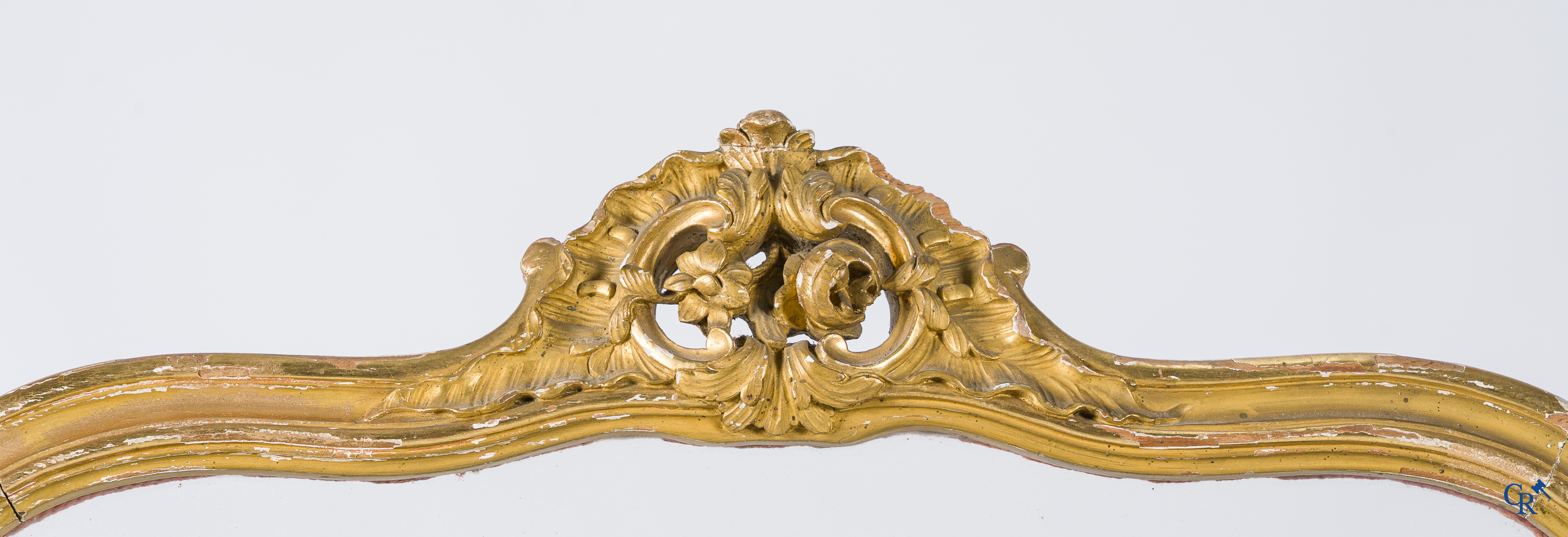 Paravent 3 pièces en bois finement sculpté et doré, décoré de broderie. Style LXV, vers 1900.