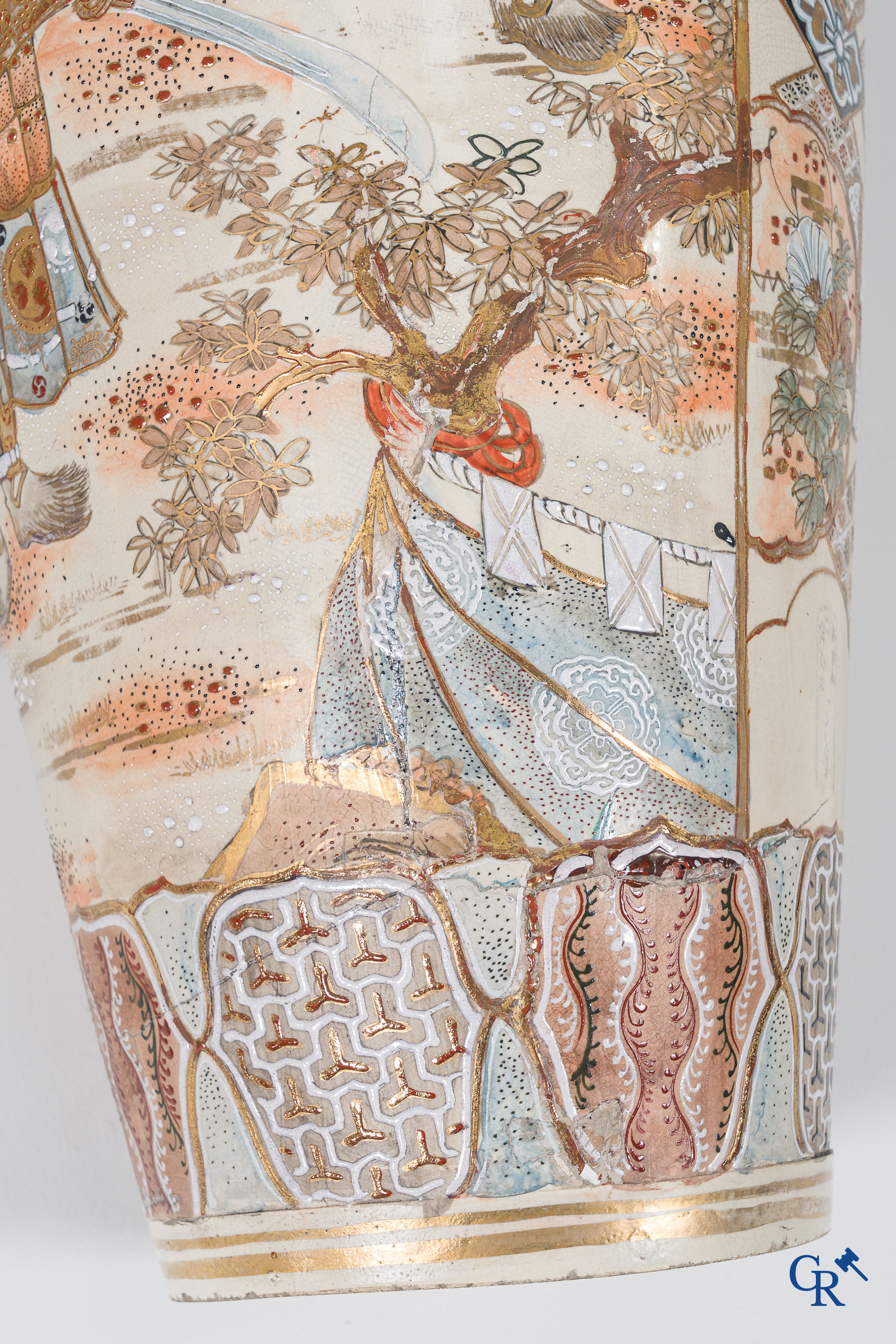 Art Asiatique. Art japonais. Exceptionnelle grande paire de vases Satsuma finement décorés. XIXe siècle.