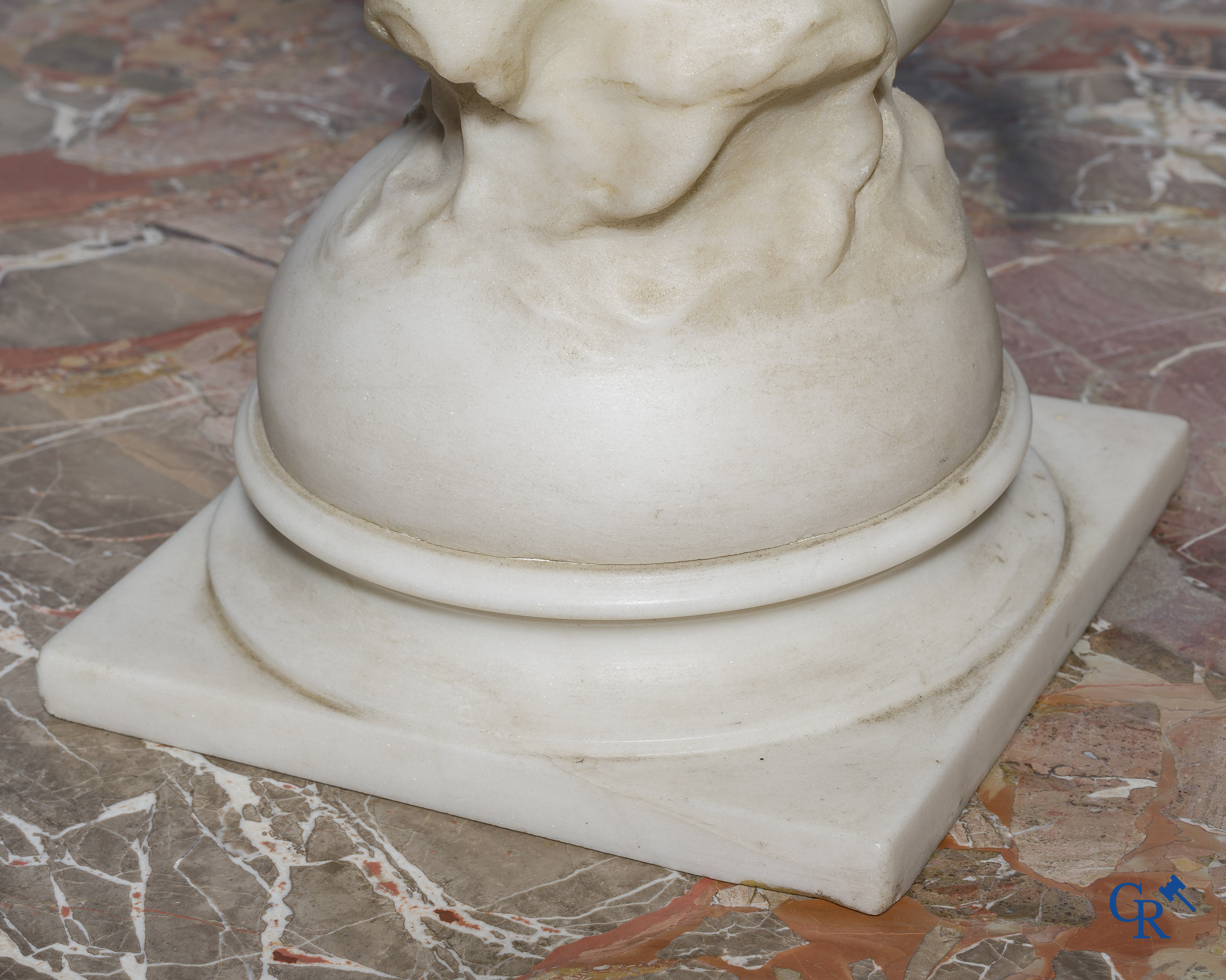 Mathurin Moreau (1822-1912) "Gevleugelde godin" Carrara marmer. Circa 1900.