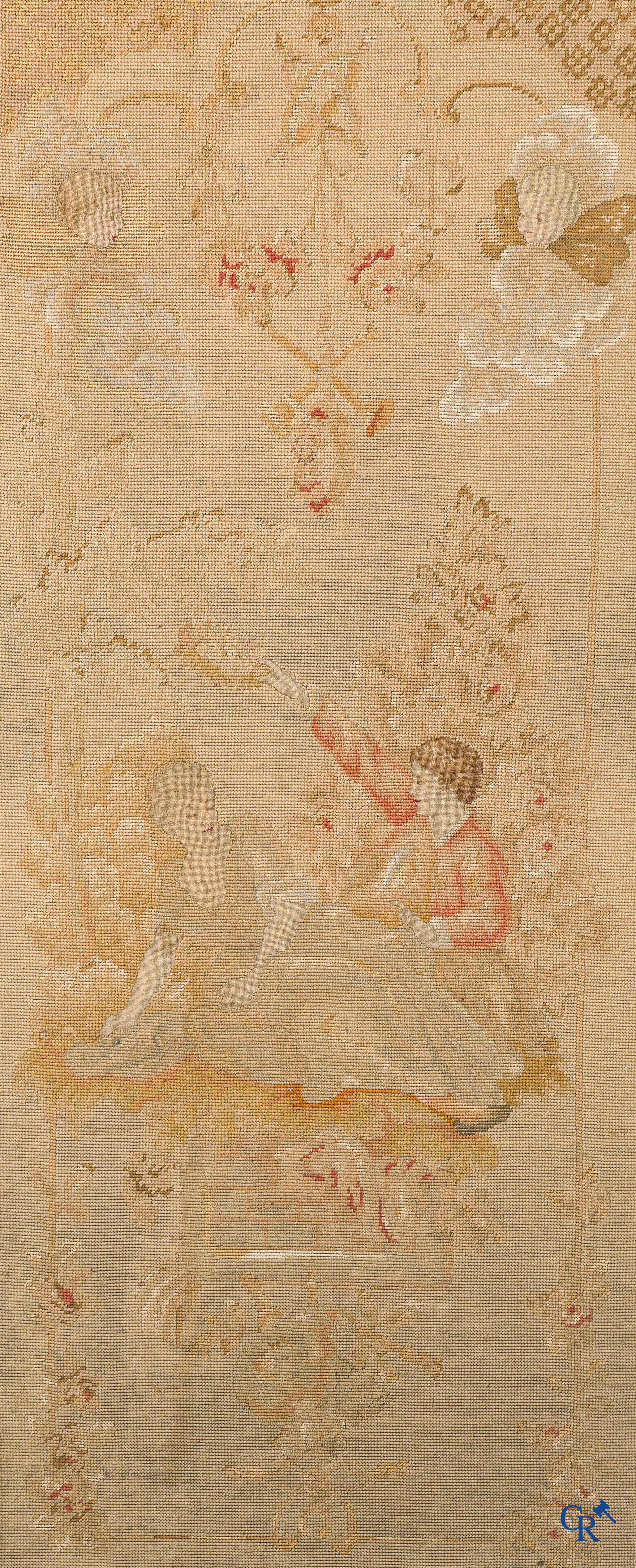 Paravent 3 pièces en bois finement sculpté et doré, décoré de broderie. Style LXV, vers 1900.