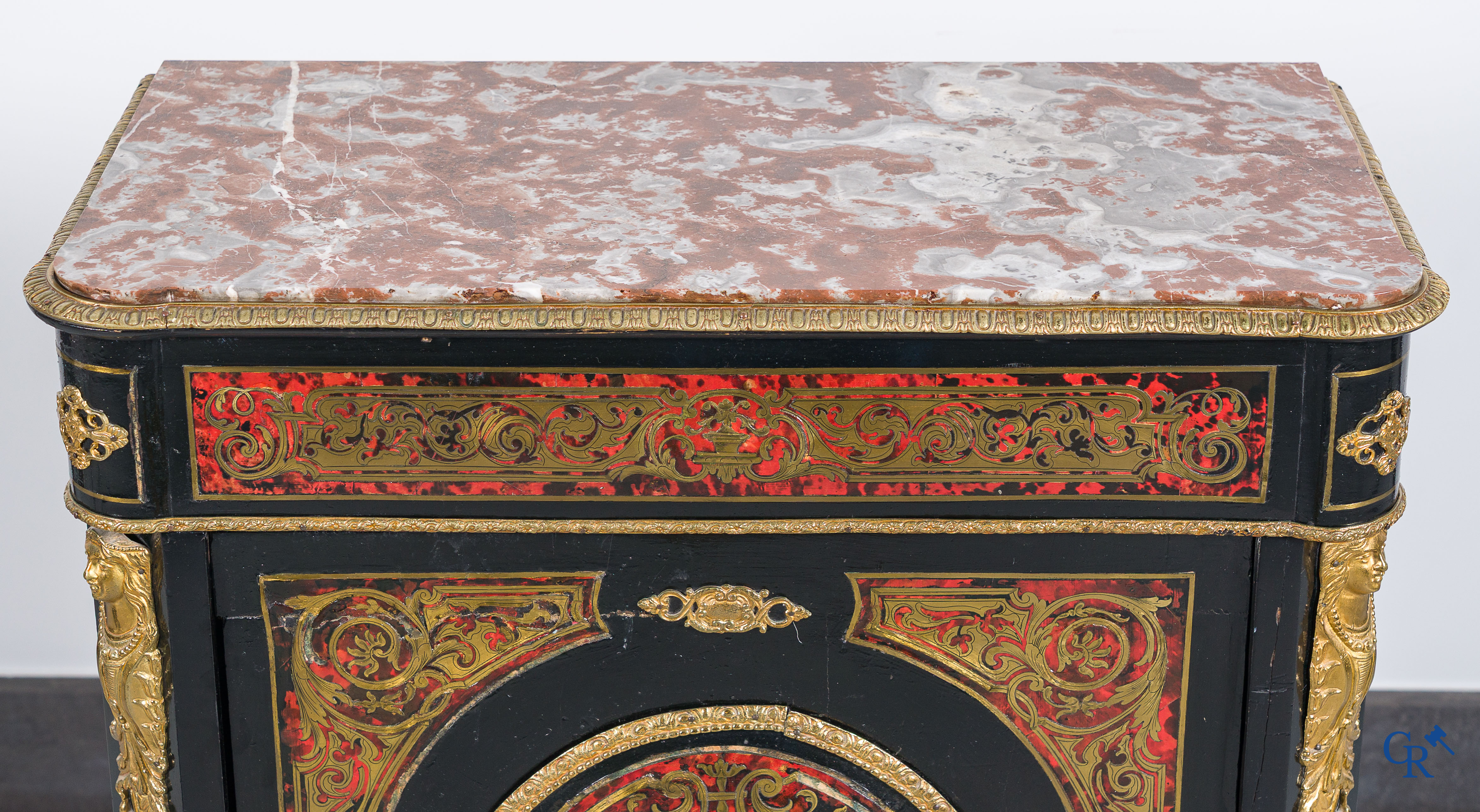 Lot composé d'un meuble de style Boulle, d'un geuriodon style LXVI et d'une paire de grands appliques en bronze.