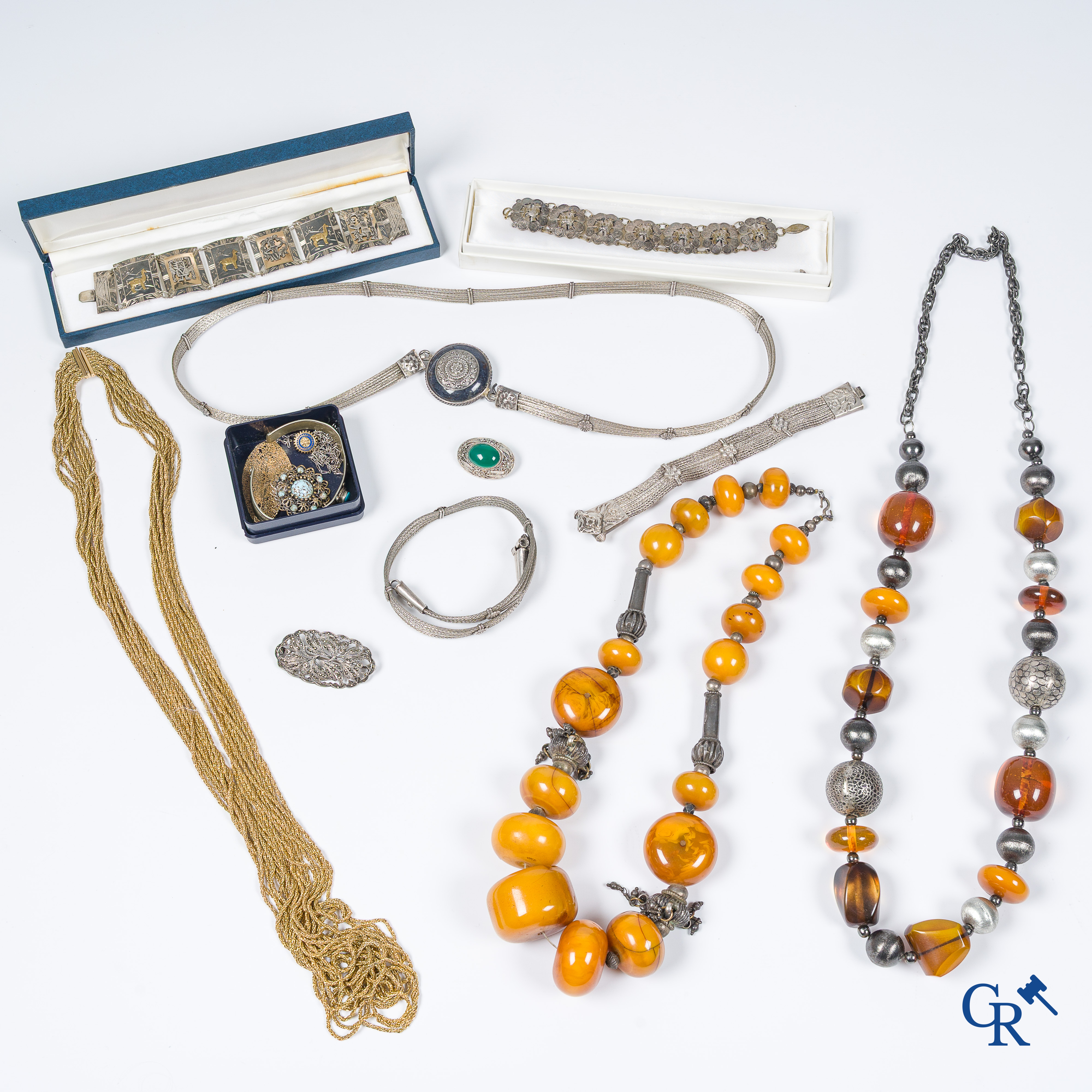 Grand lot avec des bijoux fantaisie, principalement en argent, y compris des colliers avec des éléments de couleur ambre.