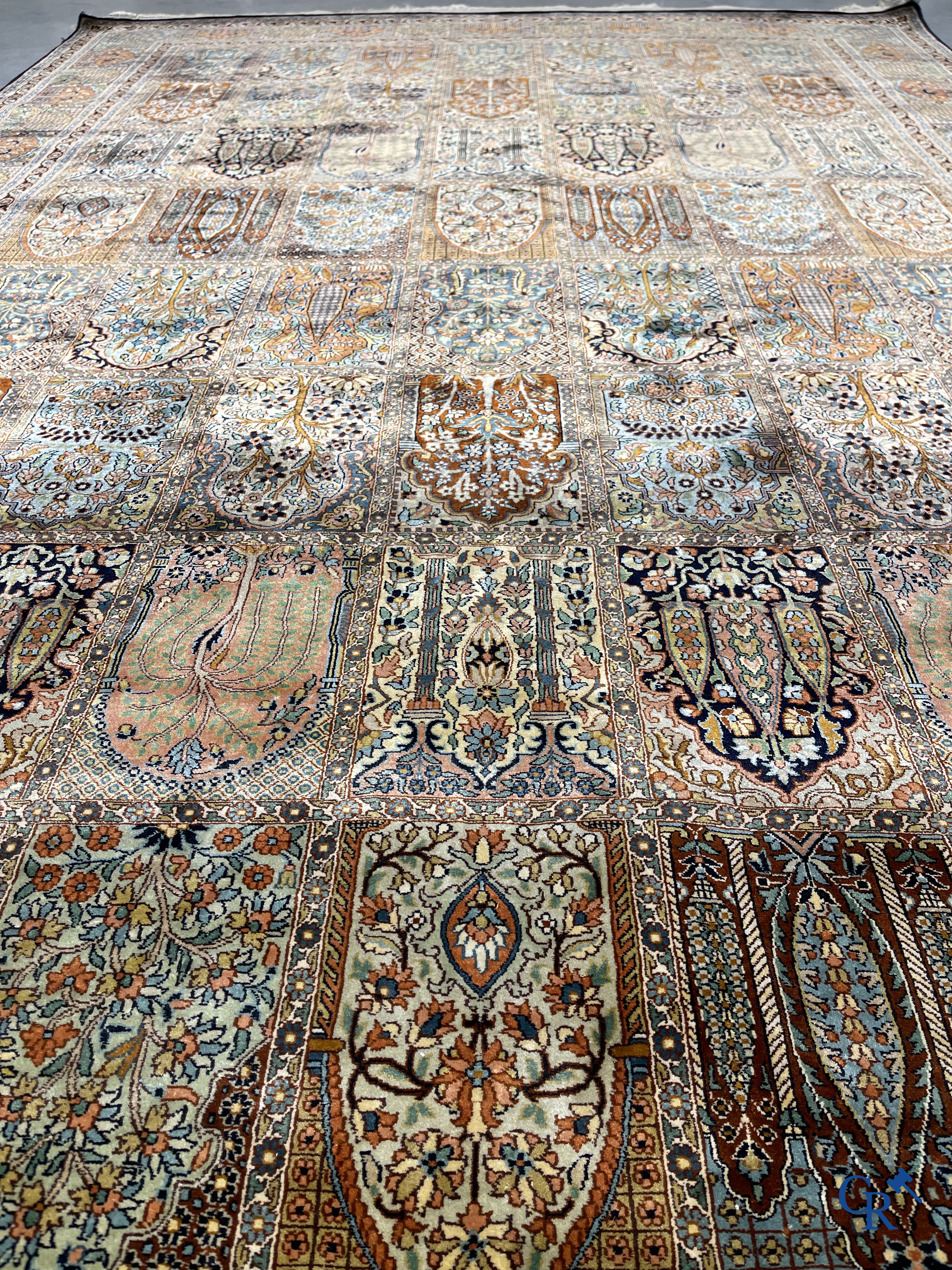 Tapis d'orient. Exceptionnel tapis en soie Khesti "garden design". Cachemire.