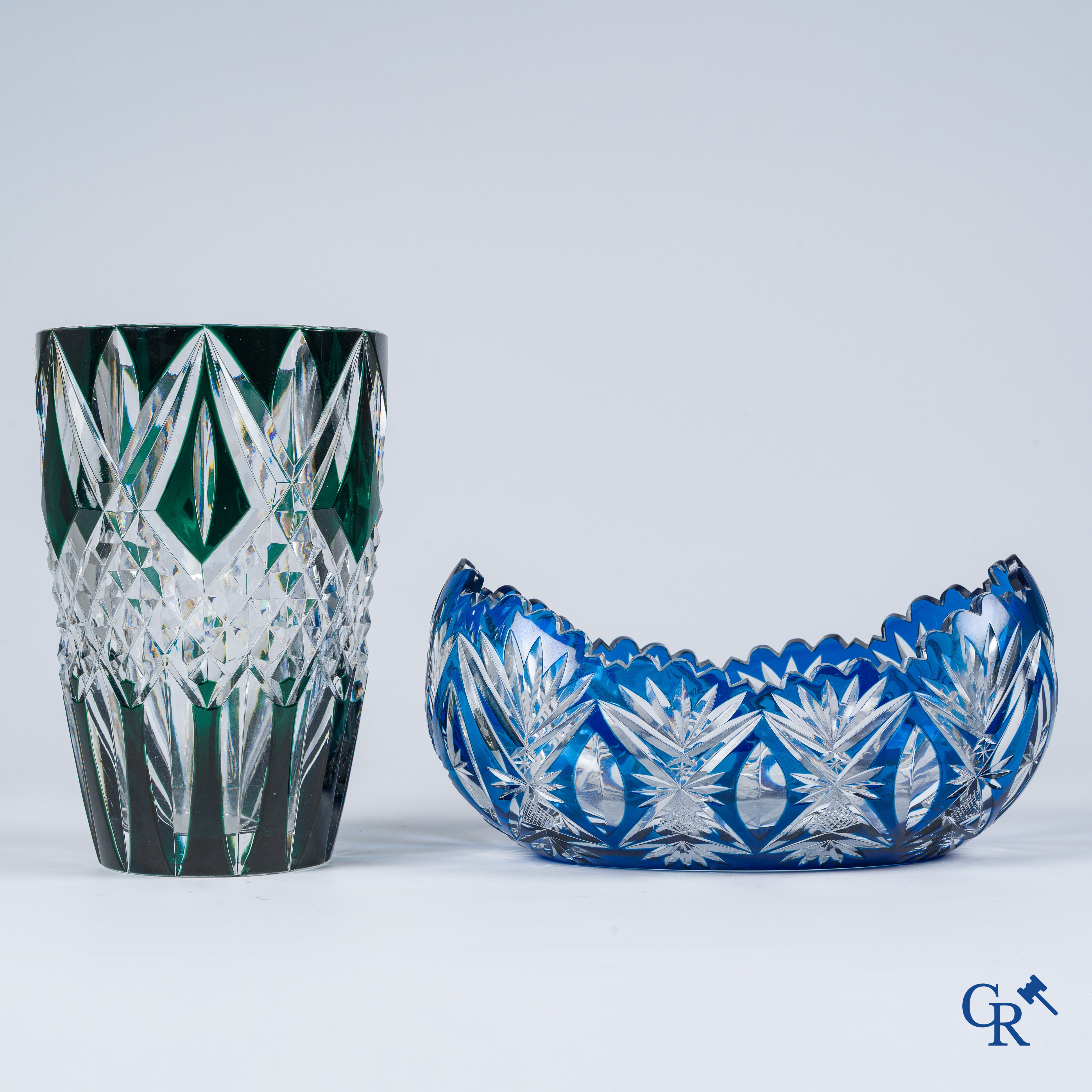 Val Saint Lambert. Blauw en helder kristal "Walnut Bowl" en een groen en helder kristal vaas.