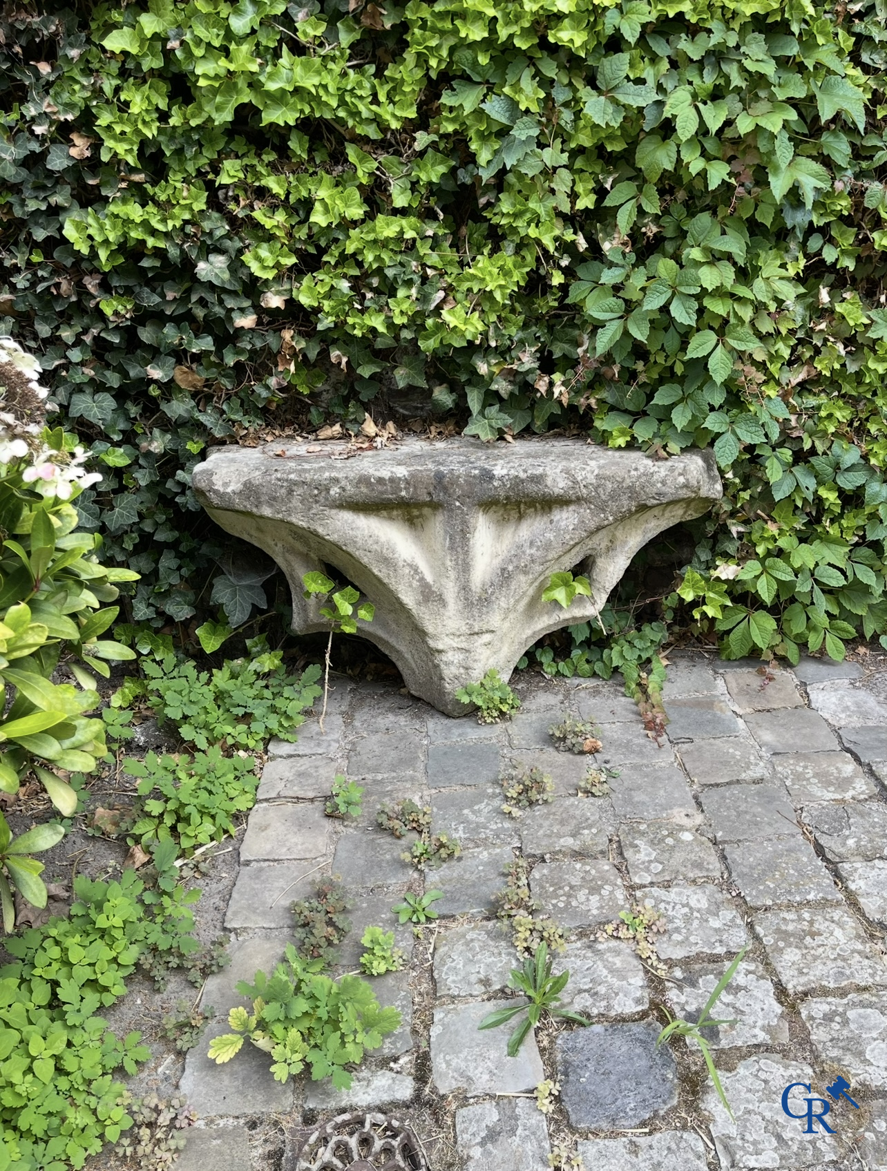 Ancien ornement de bâtiment sculpté en pierre blanche et une colonne en pierre. XVIIIème siècle.