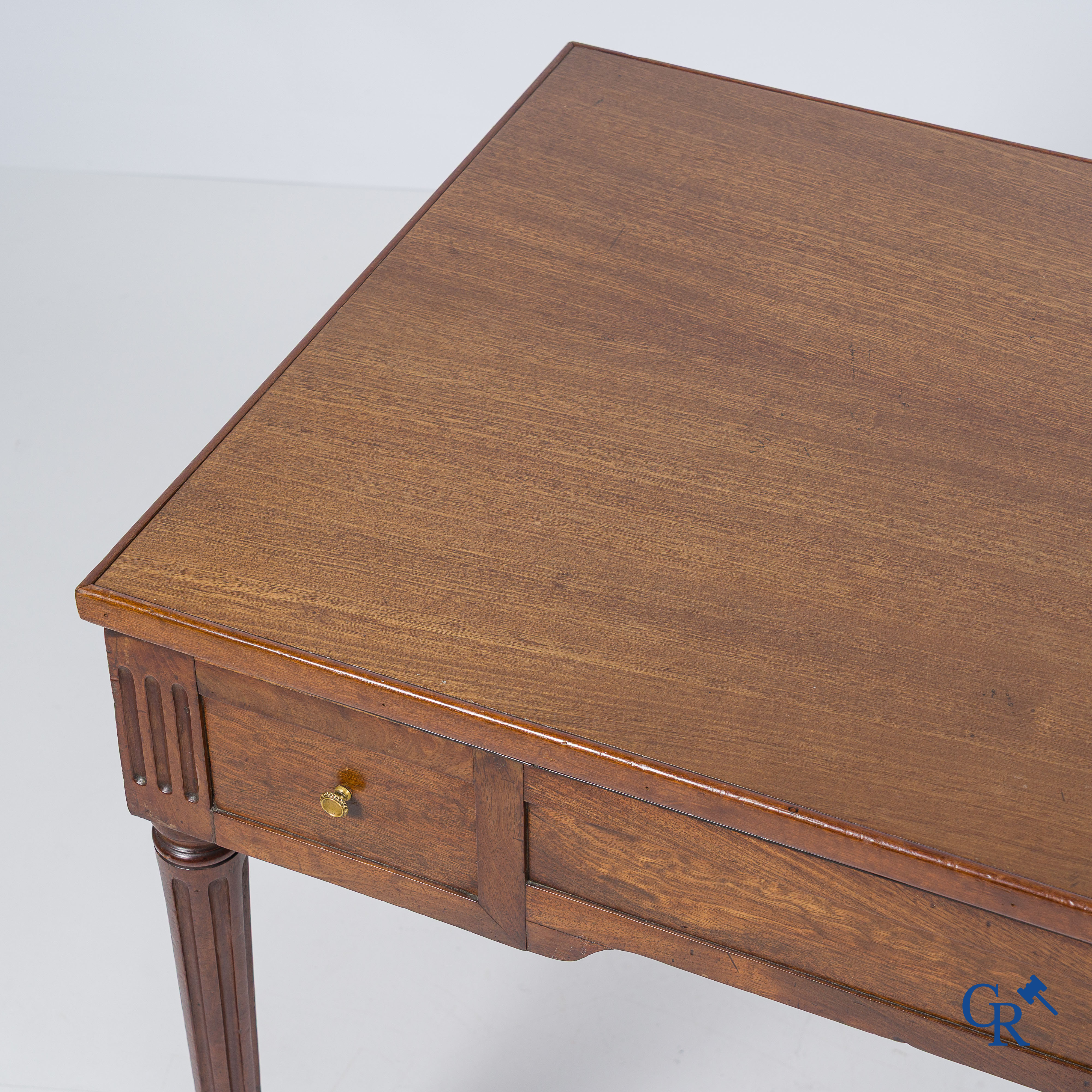 Epoque LXVI. Table à jeu en acajou, placage d'ébène et divers types d'incrustations. Fin XVIIIème.
