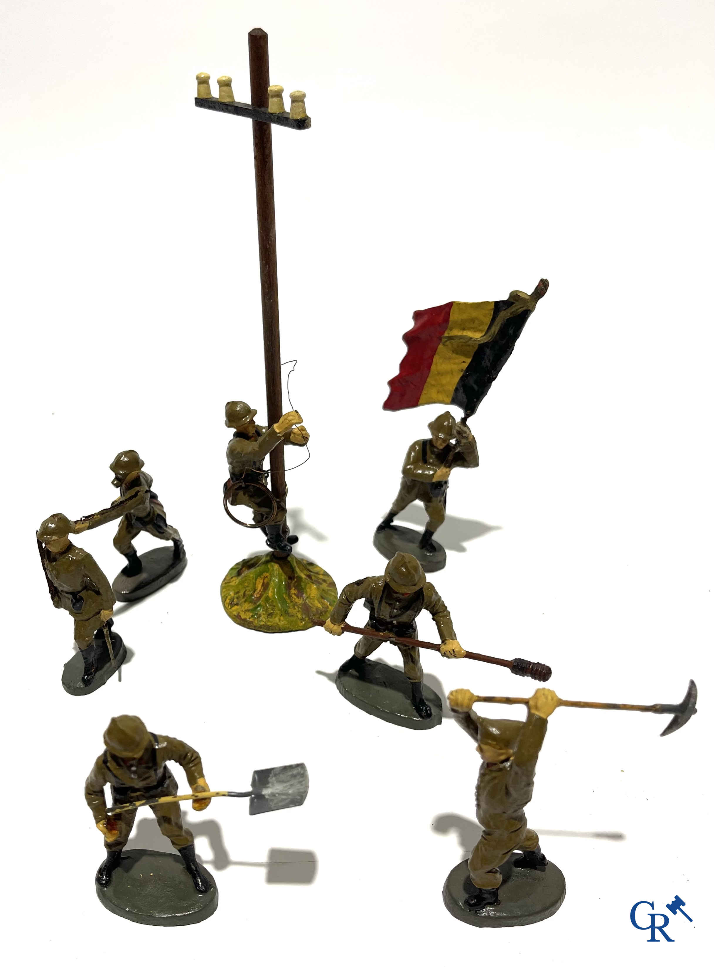 Jouets anciens. Lot de jouets militaires allemands exceptionnellement bien conservés en tôle lithographiée et des figurines en composite. Années '30-'40.