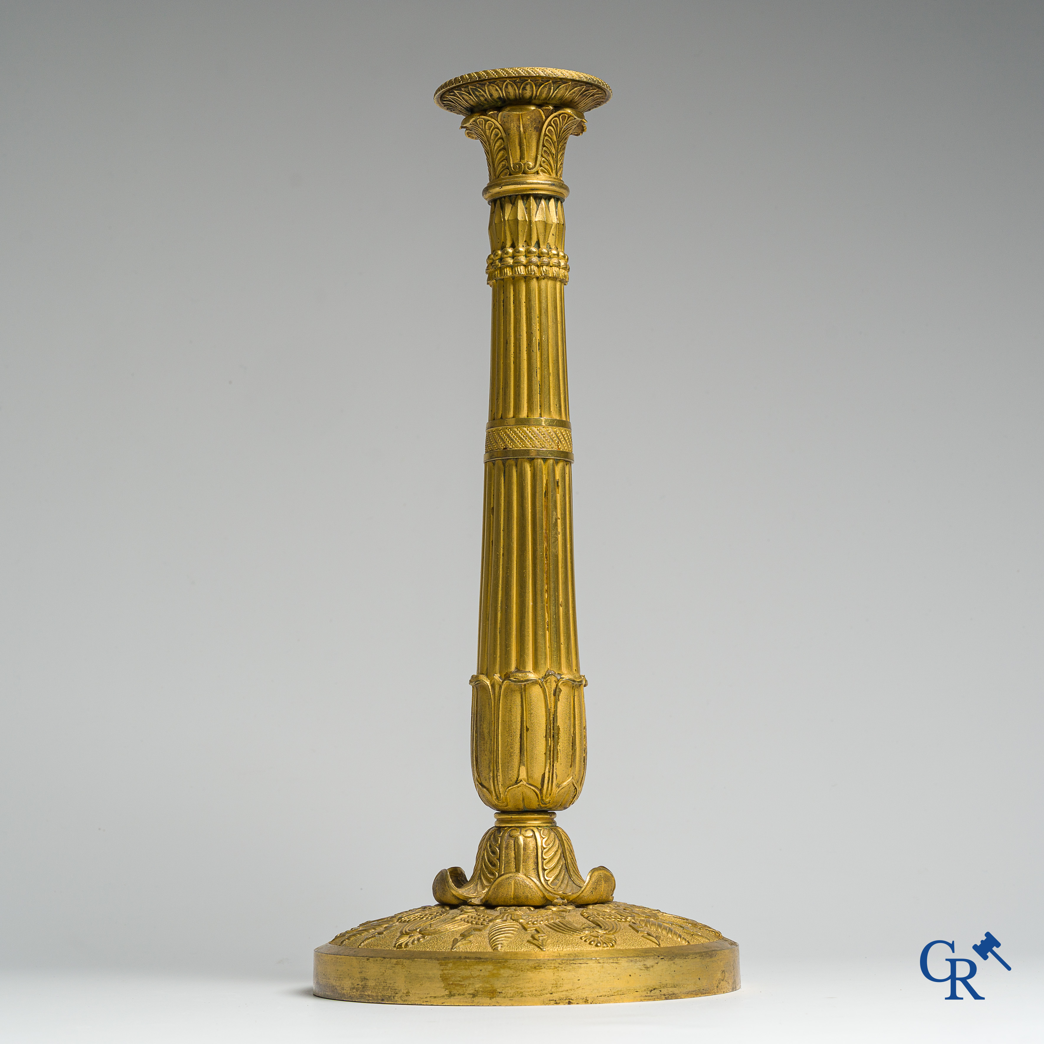 Epoque Empire. Exceptionnel et grand bougeoir en bronze finement ciselé et doré. France, vers 1810.