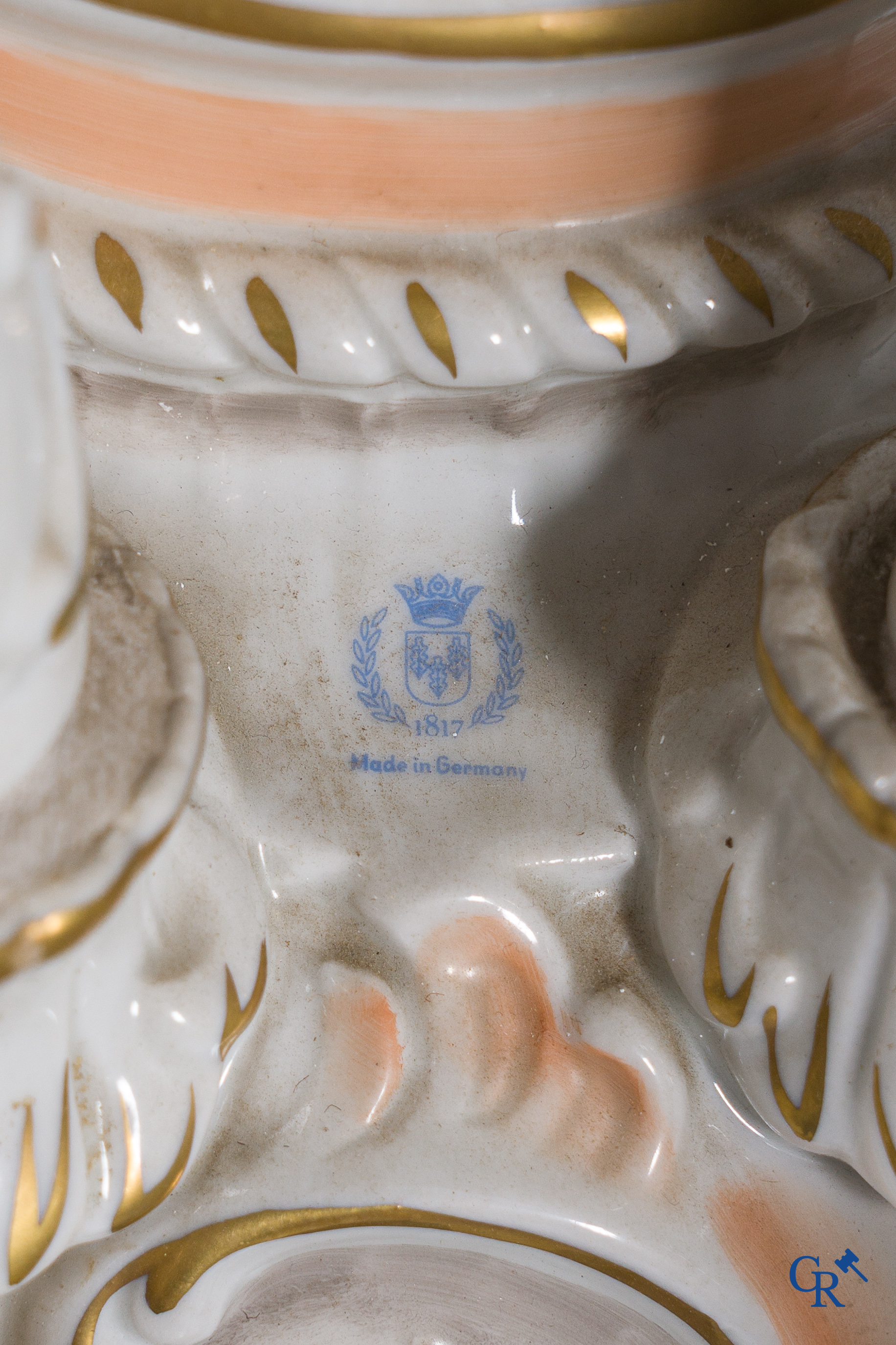 Porcelaine de Saxe. Von Schierholz. Grand lustre avec putti musical en porcelaine allemande polychrome. Marqué.