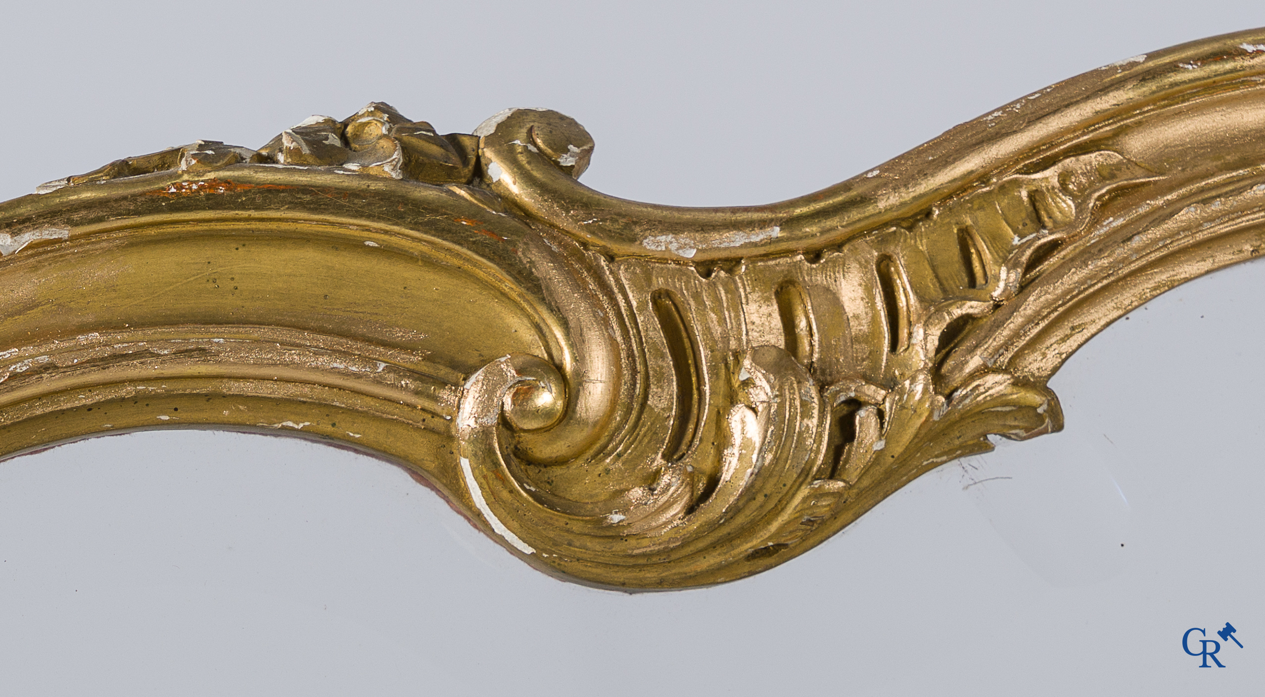 Paravent 3 pièces en bois finement sculpté et doré, décoré de broderie. Style LXV, vers 1900.