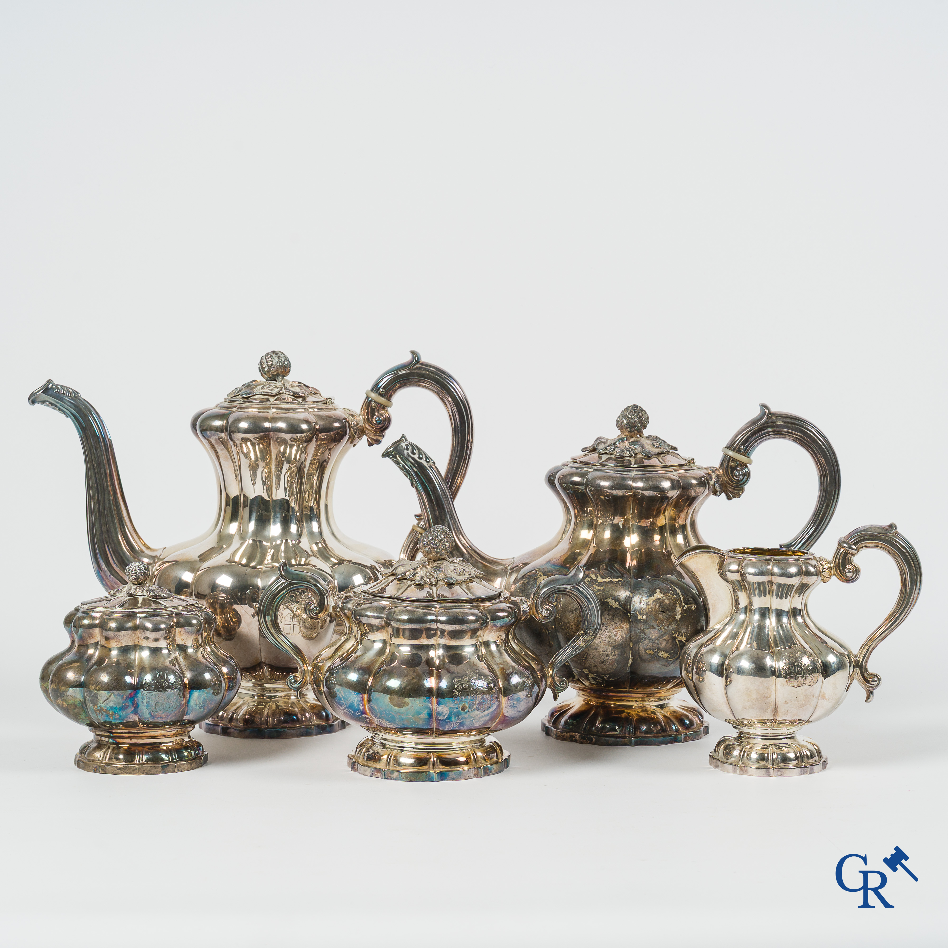 Zilver. Gedeelte van een koffie- en theeservies in zilver 925°/00 en 950°/00. Gemerkt I Widmer. Wapenschilden.