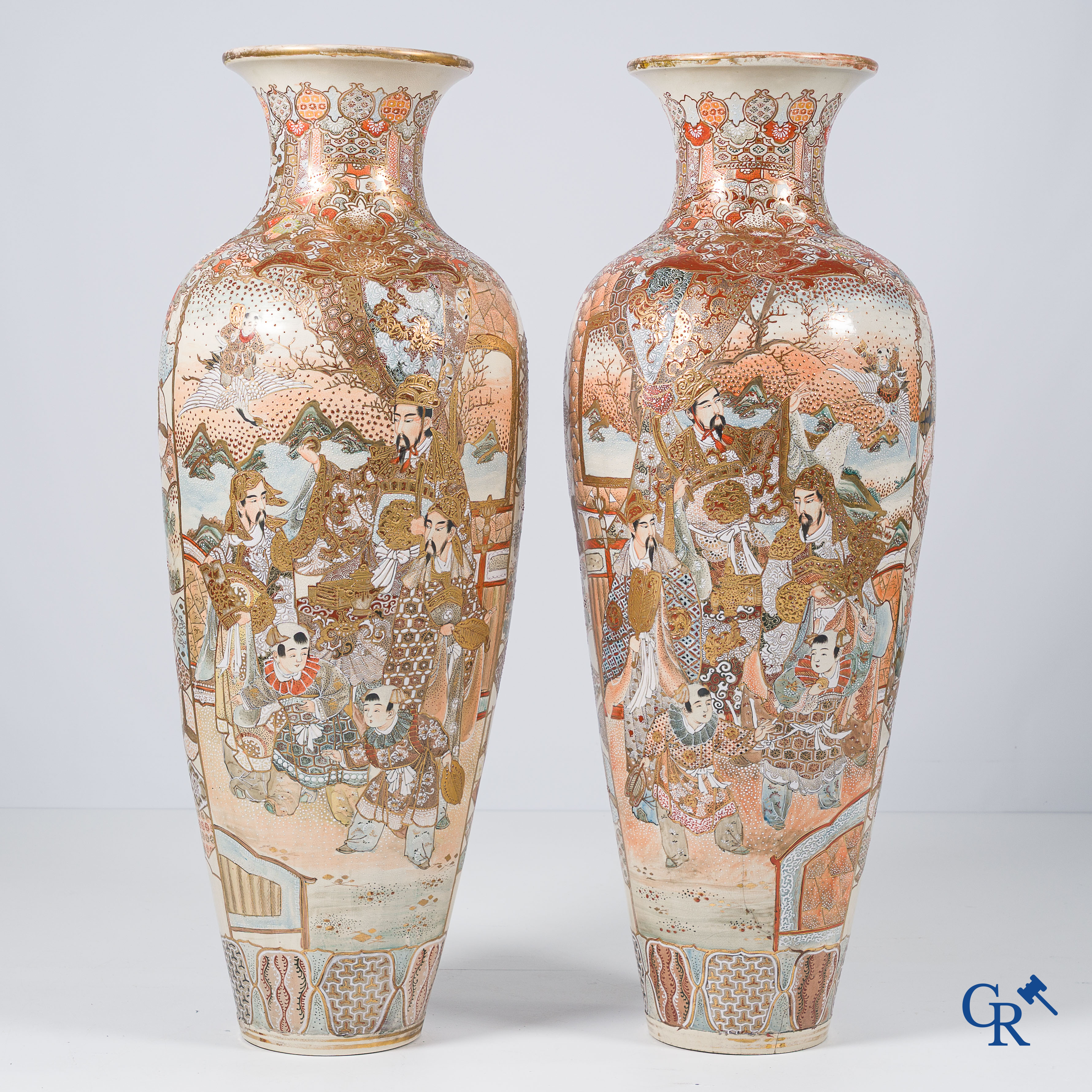 Art Asiatique. Art japonais. Exceptionnelle grande paire de vases Satsuma finement décorés. XIXe siècle.