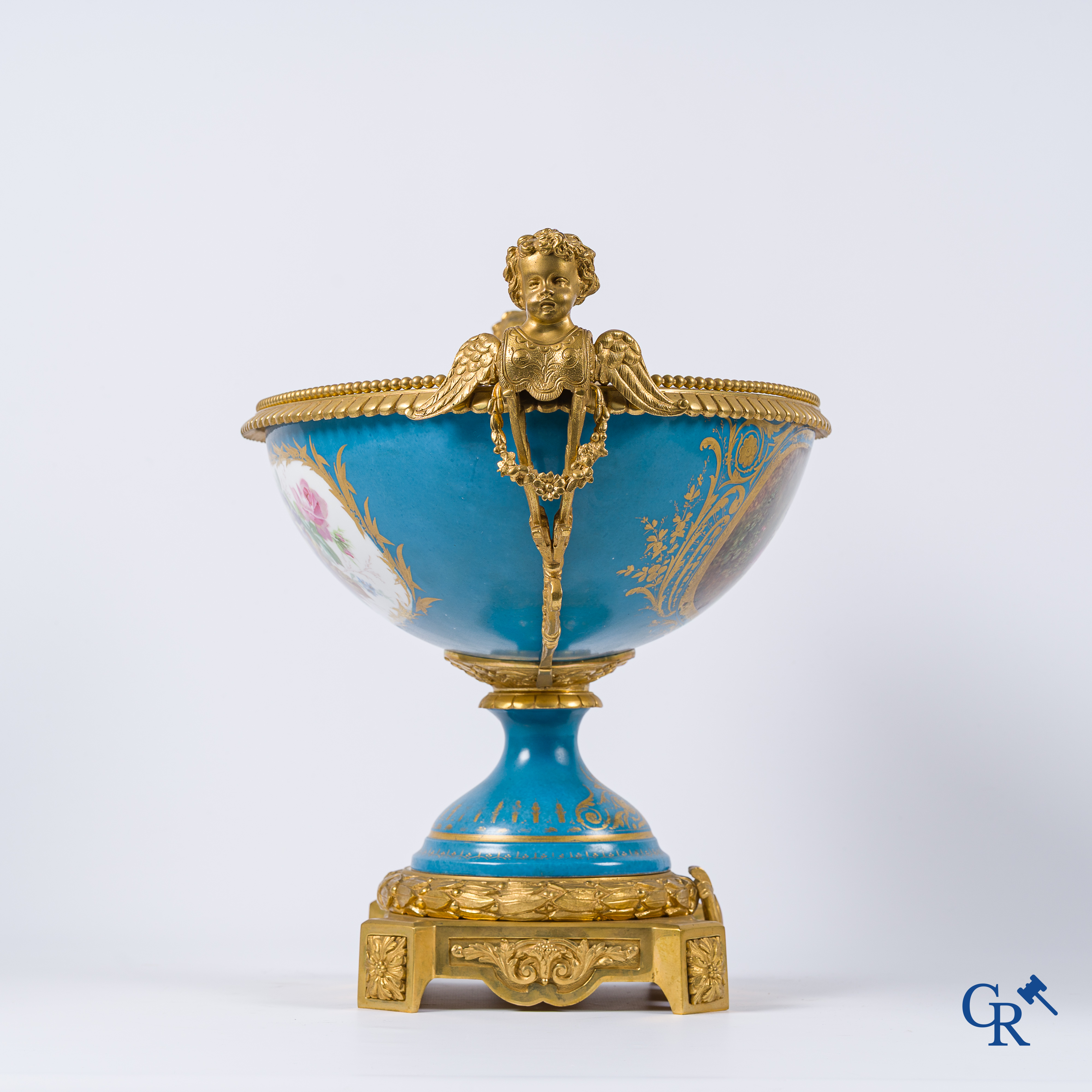 Sèvres. Important centre de table en porcelaine de Sèvres avec des montures en bronze doré. Style LXVI, vers 1900.