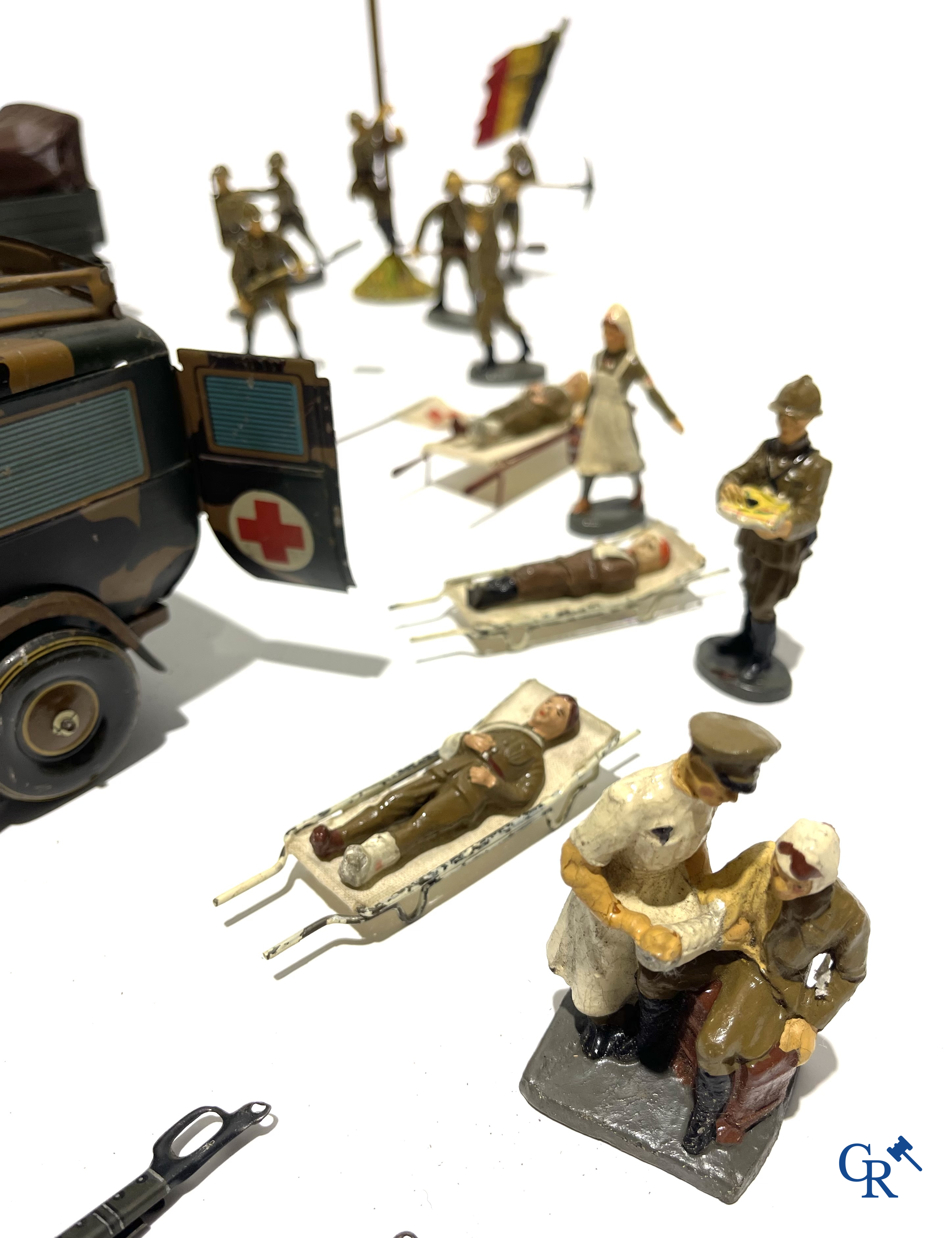 Jouets anciens. Lot de jouets militaires allemands exceptionnellement bien conservés en tôle lithographiée et des figurines en composite. Années '30-'40.