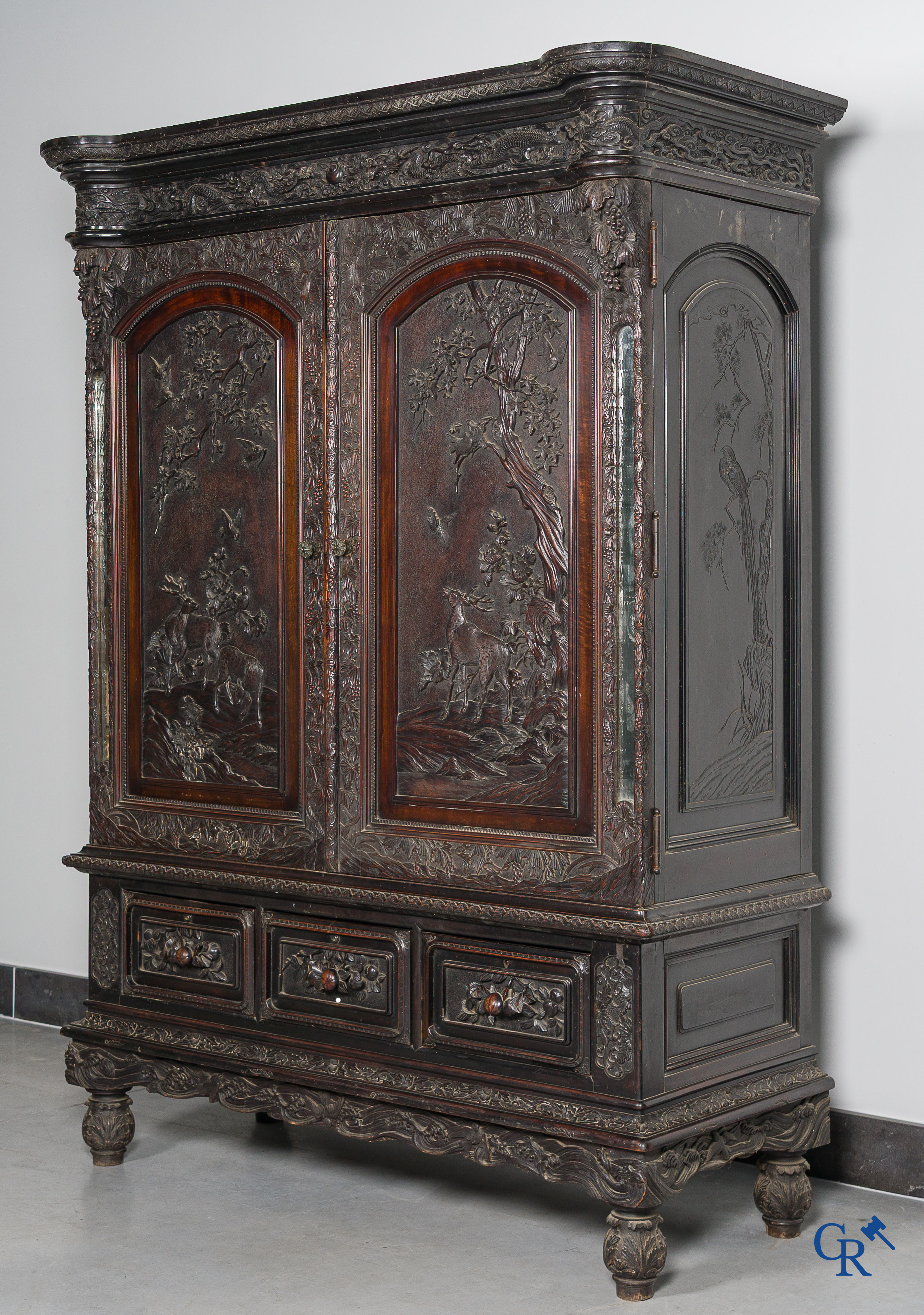 Art Asiatique. Exceptionnel et impressionnant meuble avec des panneaux chinois finement sculptés. XIXe siècle.