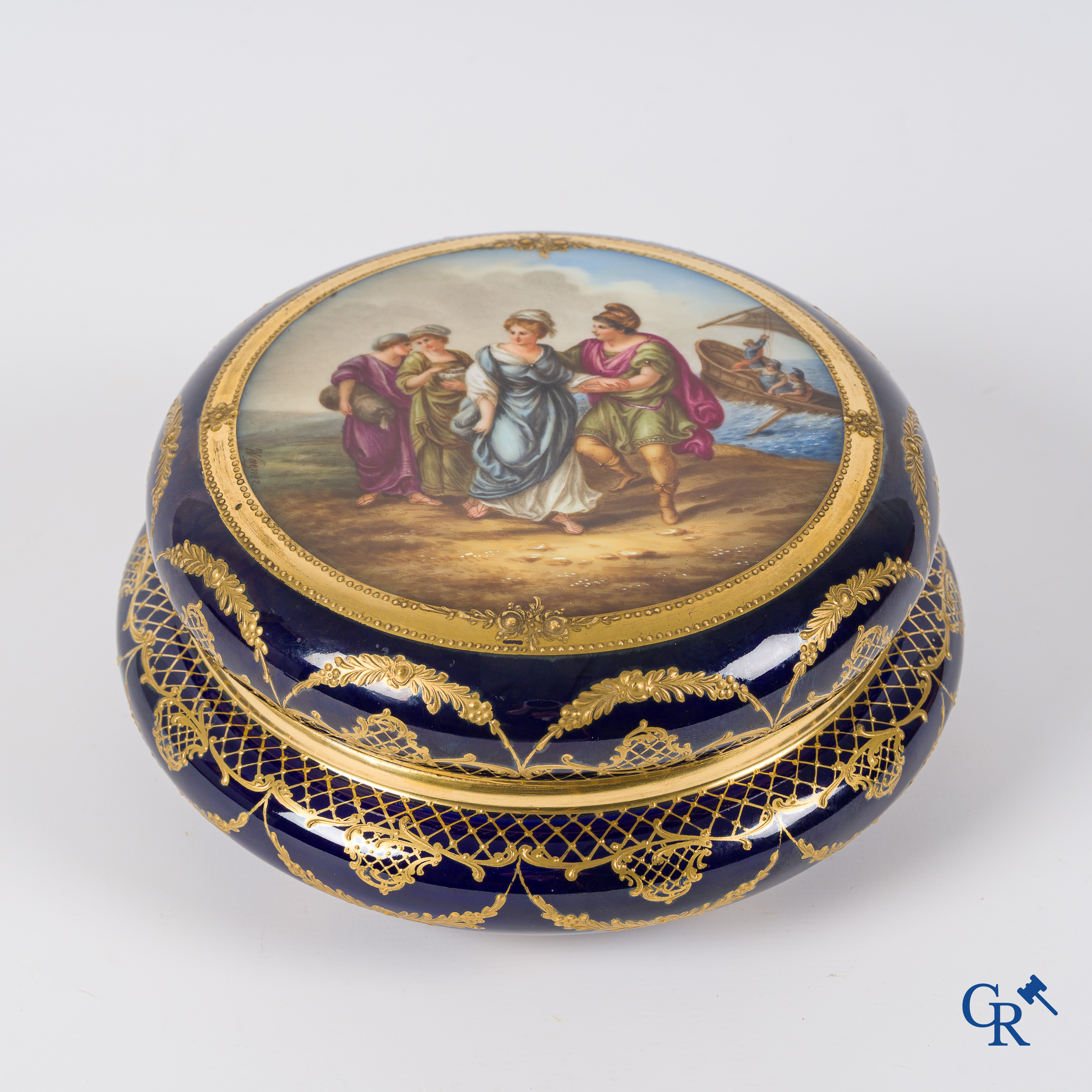 Porcelaine de Vienne. Grande boîte à couvercle rond en porcelaine de Vienne. "L'évasion de Paris et d'Hélène" Signé Wagner.