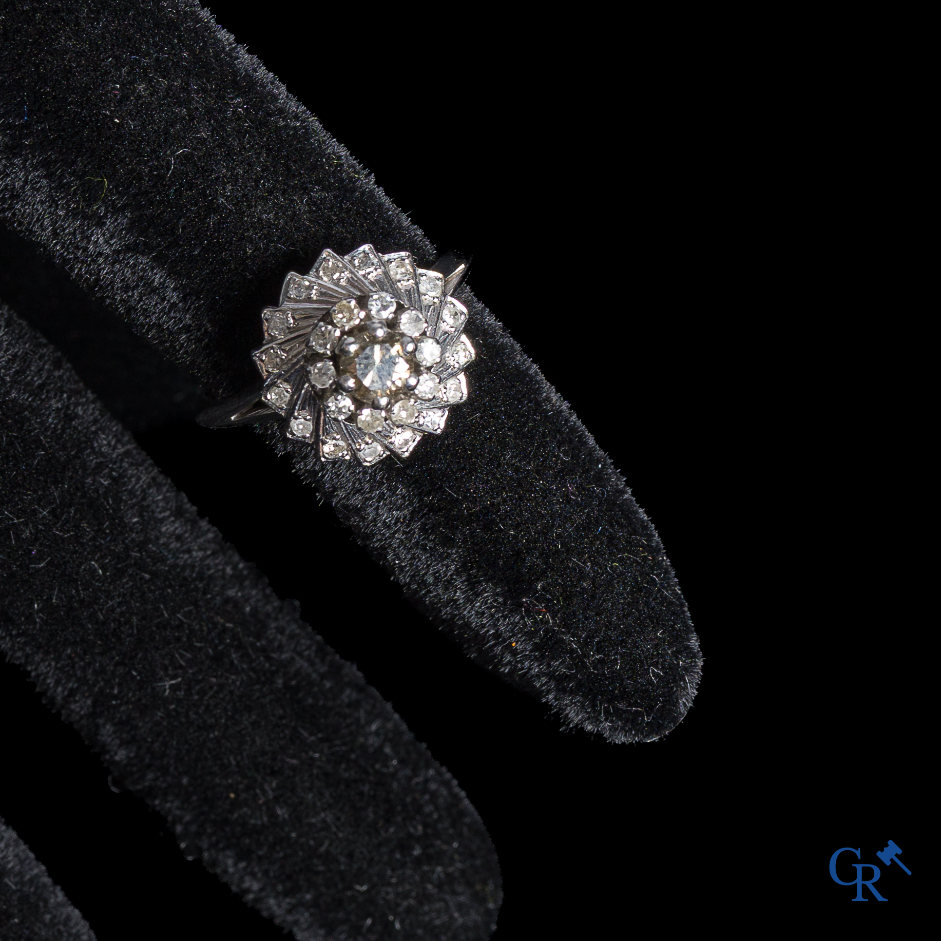 Bijoux. Bague en or blanc 750°/00 sertie de petits diamants.