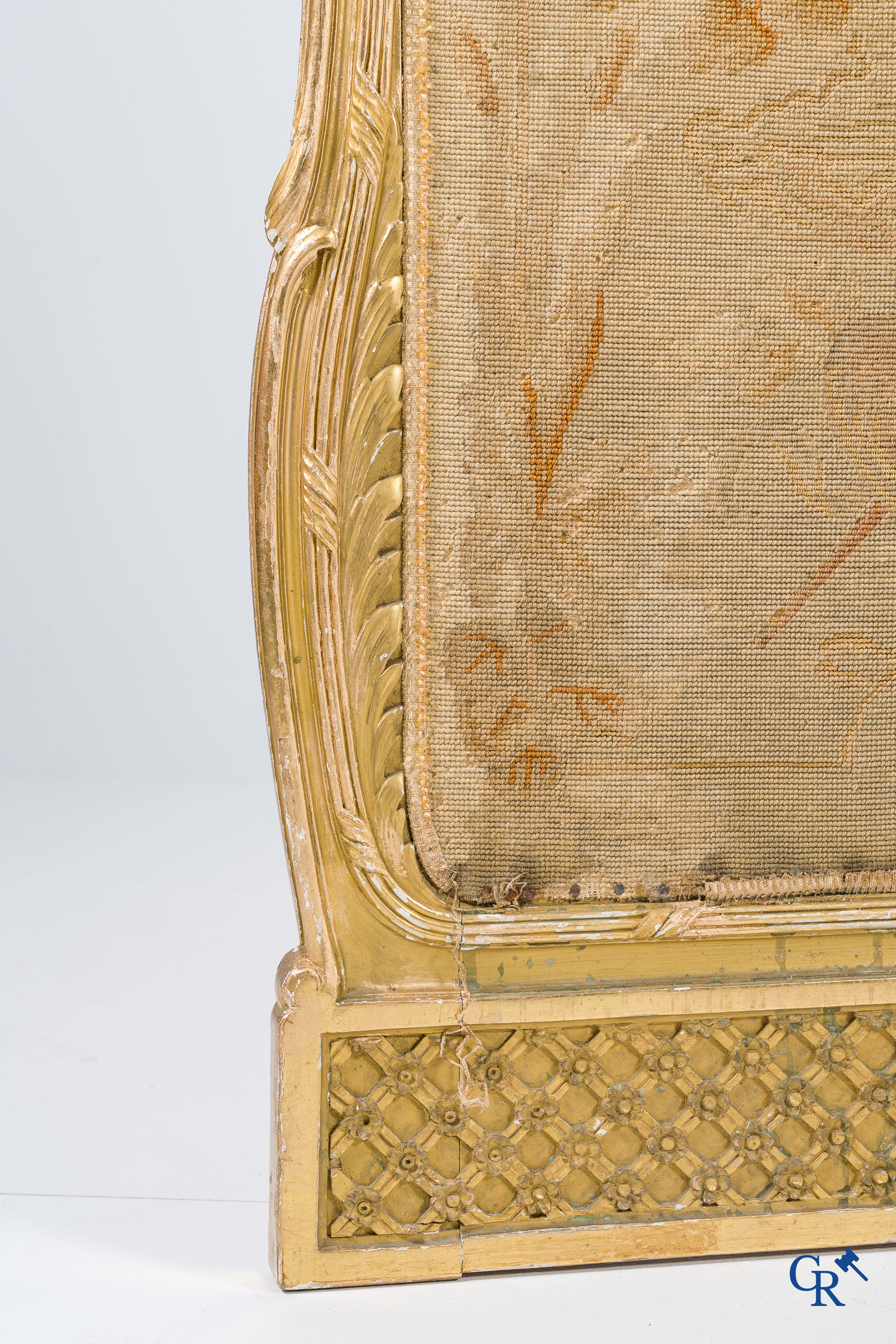 Paravent 3 pièces en bois finement sculpté et doré, décoré de broderie. Style LXV, vers 1900.