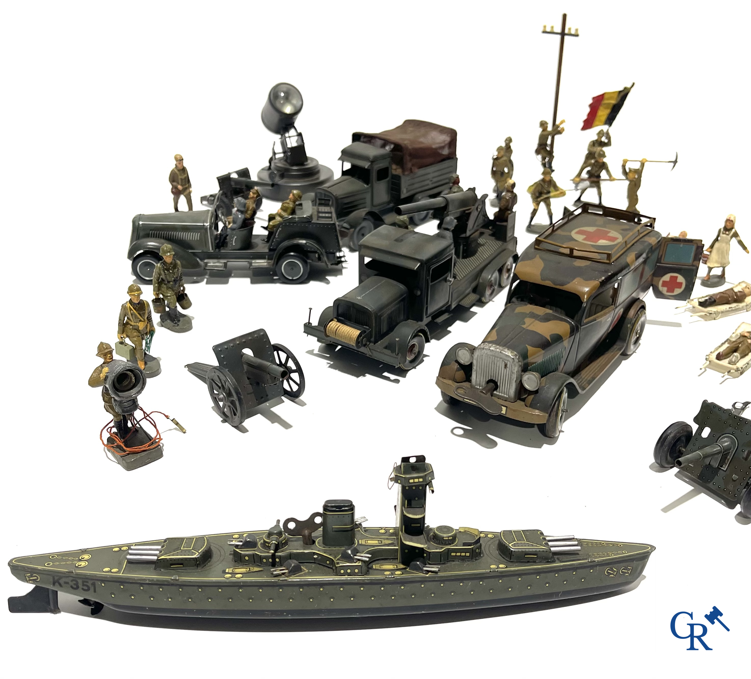 Jouets anciens. Lot de jouets militaires allemands exceptionnellement bien conservés en tôle lithographiée et des figurines en composite. Années '30-'40.