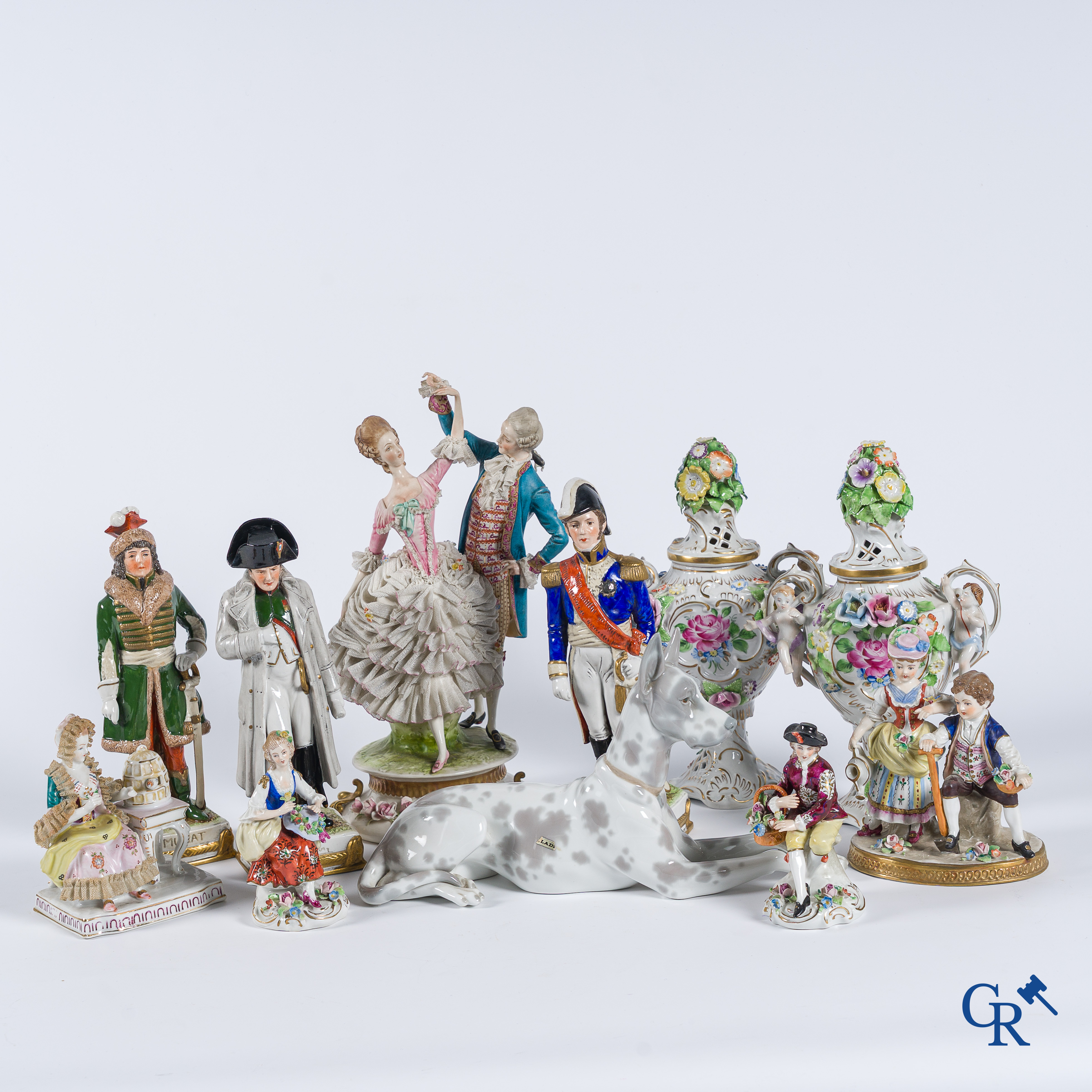 Beau lot de divers sujets en porcelaine. Porcelaine de Saxe, Ladro, etc. (11 pièces)