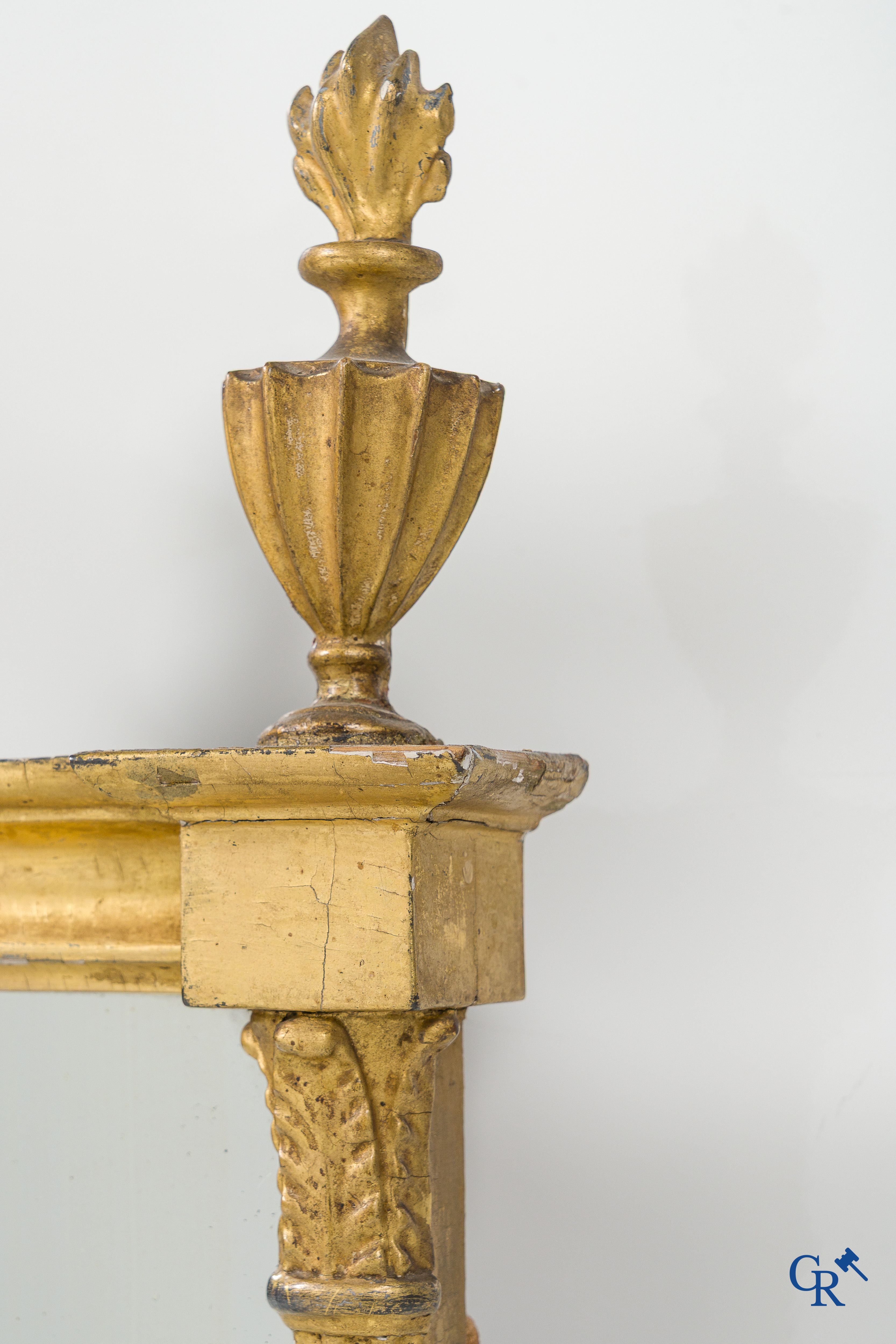 Miroir décoratif en bois sculpté et doré. Fin du XVIIIe - début du XIXe siècle.