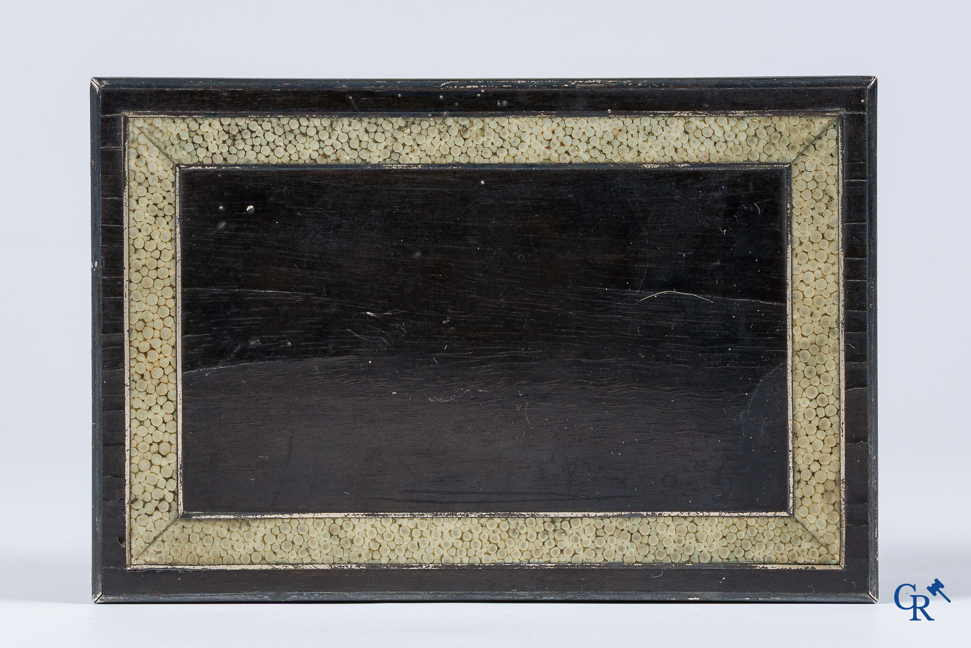 Alfred Dunhill, Londres. Art déco. Boîte à cigares en placage d'ébène et bois cubain incrusté d'argent et de galuchat.