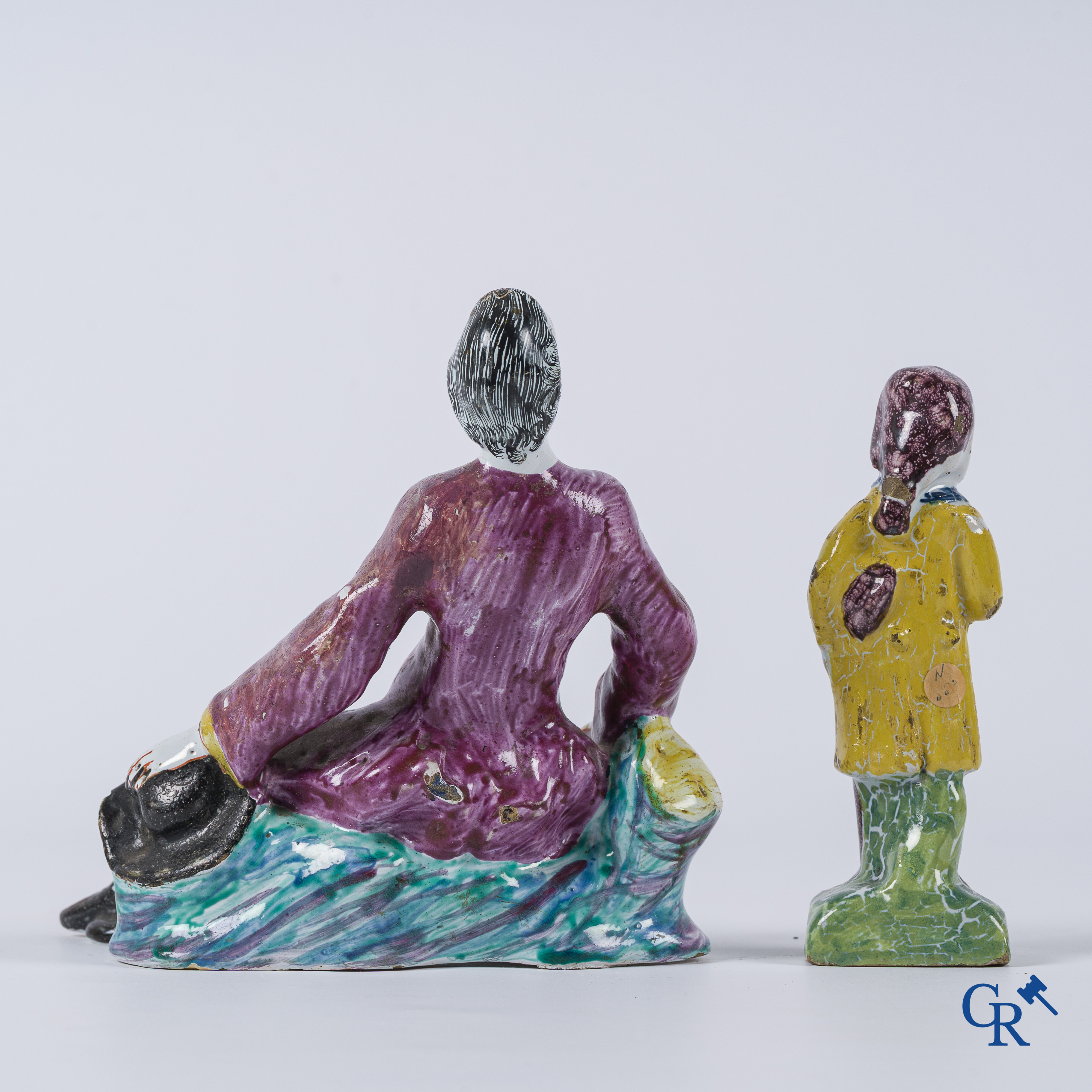Aardewerk. 2 vormstukken in 18e eeuwse faience, vermoedelijk Holland, Delft.