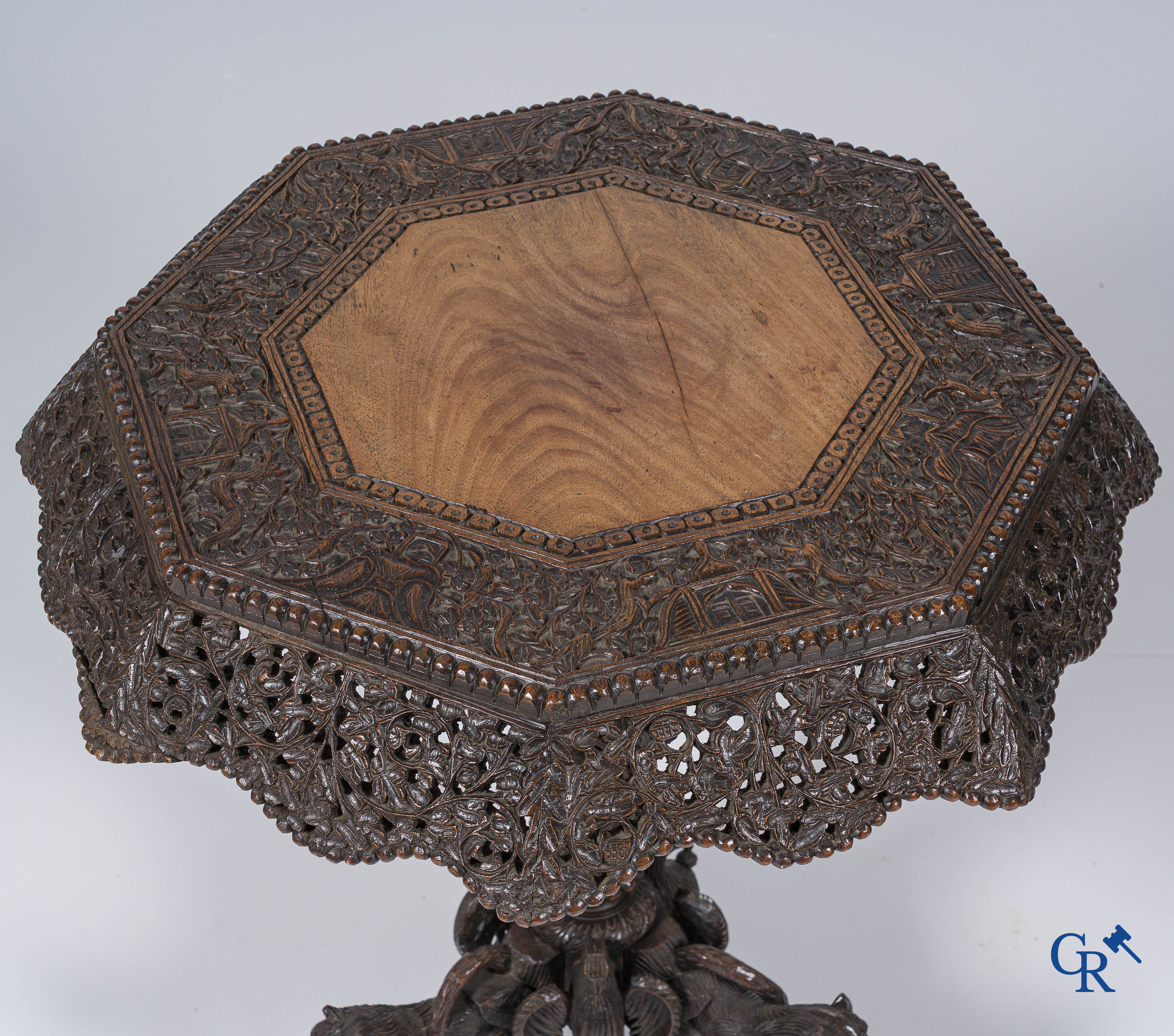 Table d'appoint birmane richement et finement sculptée avec plateau octogonal. Birmanie, XIXe siècle.