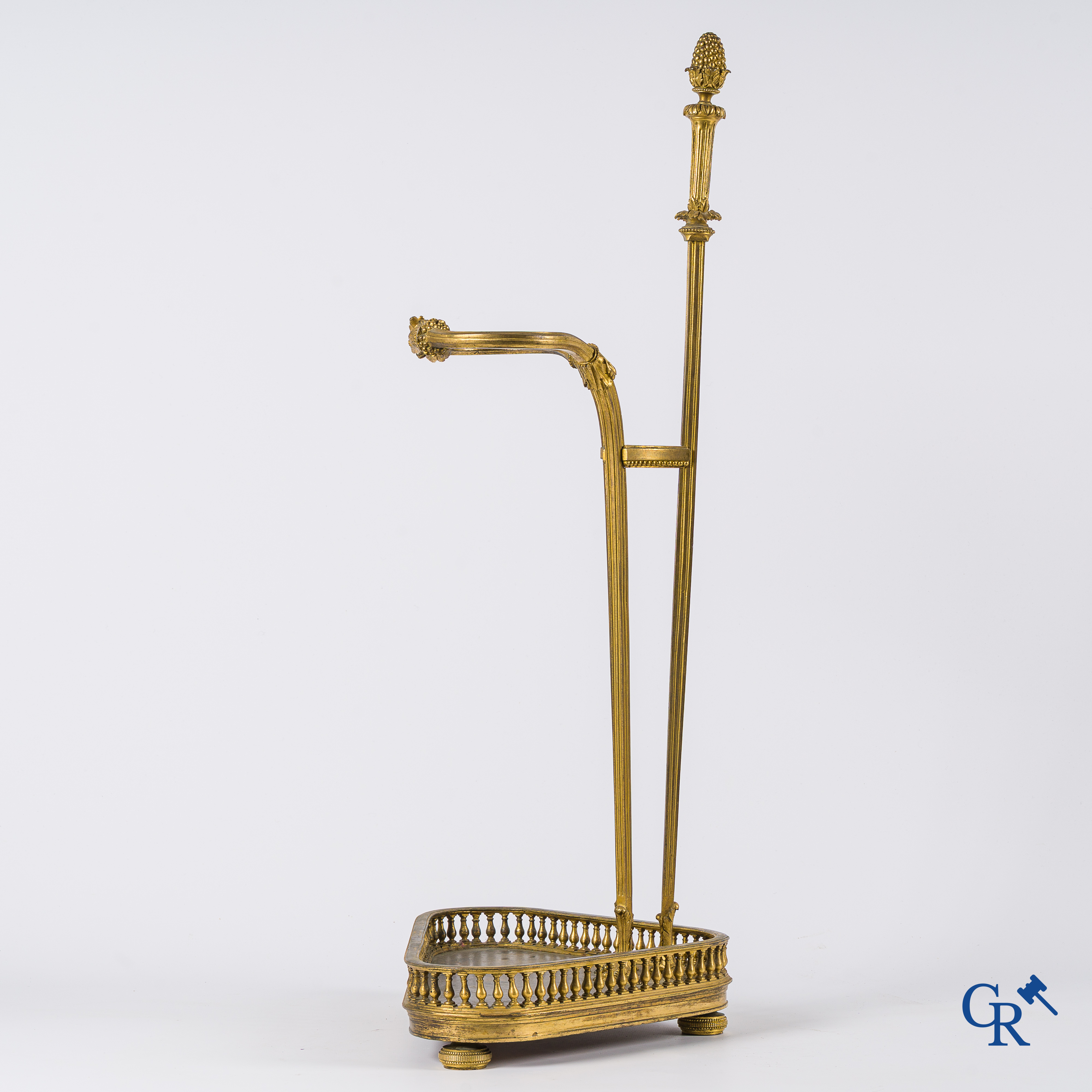 Empire. Porte-parapluie à tête d'aigle en bronze finement ciselé et doré. France, vers 1810.