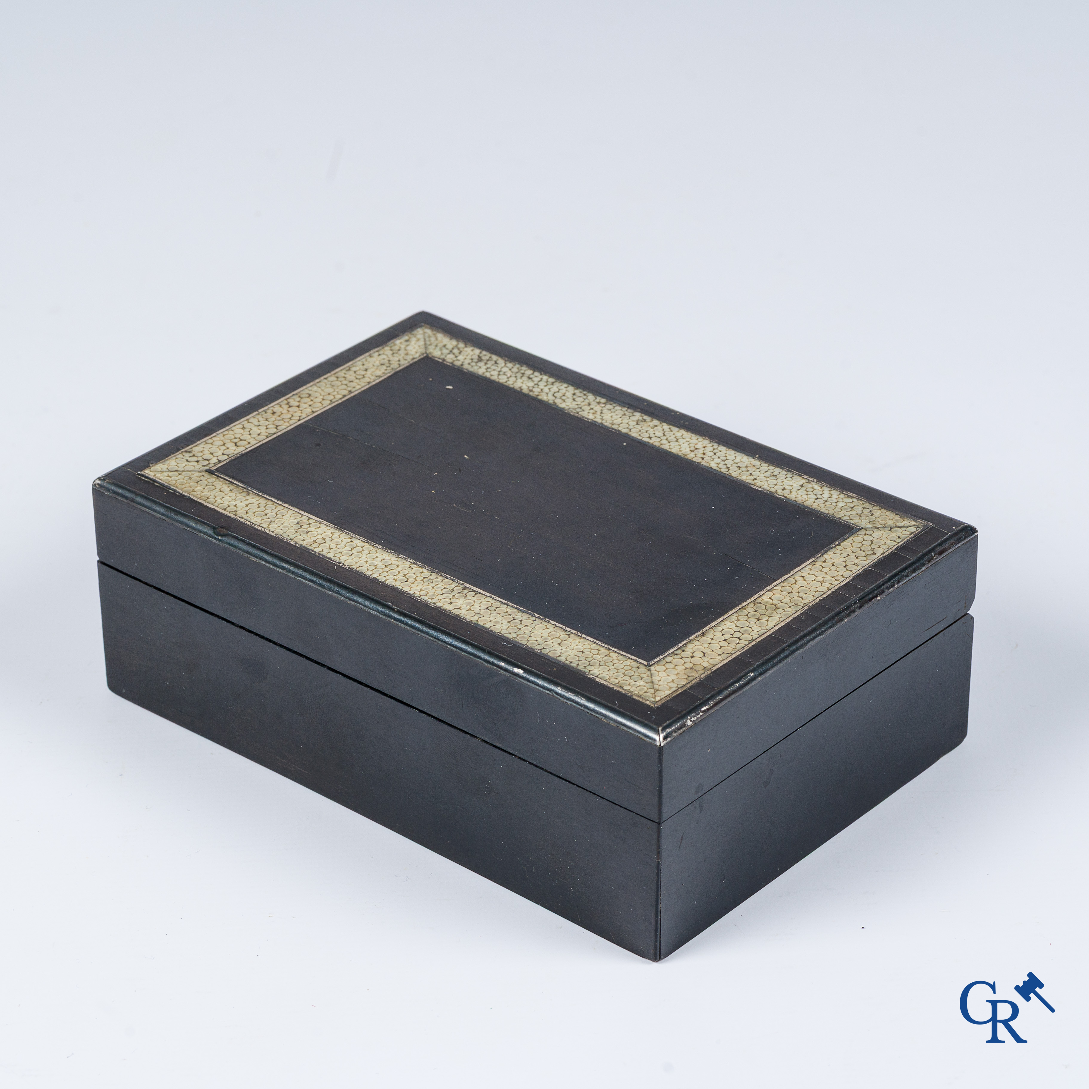 Alfred Dunhill, Londres. Art déco. Boîte à cigares en placage d'ébène et bois cubain incrusté d'argent et de galuchat.