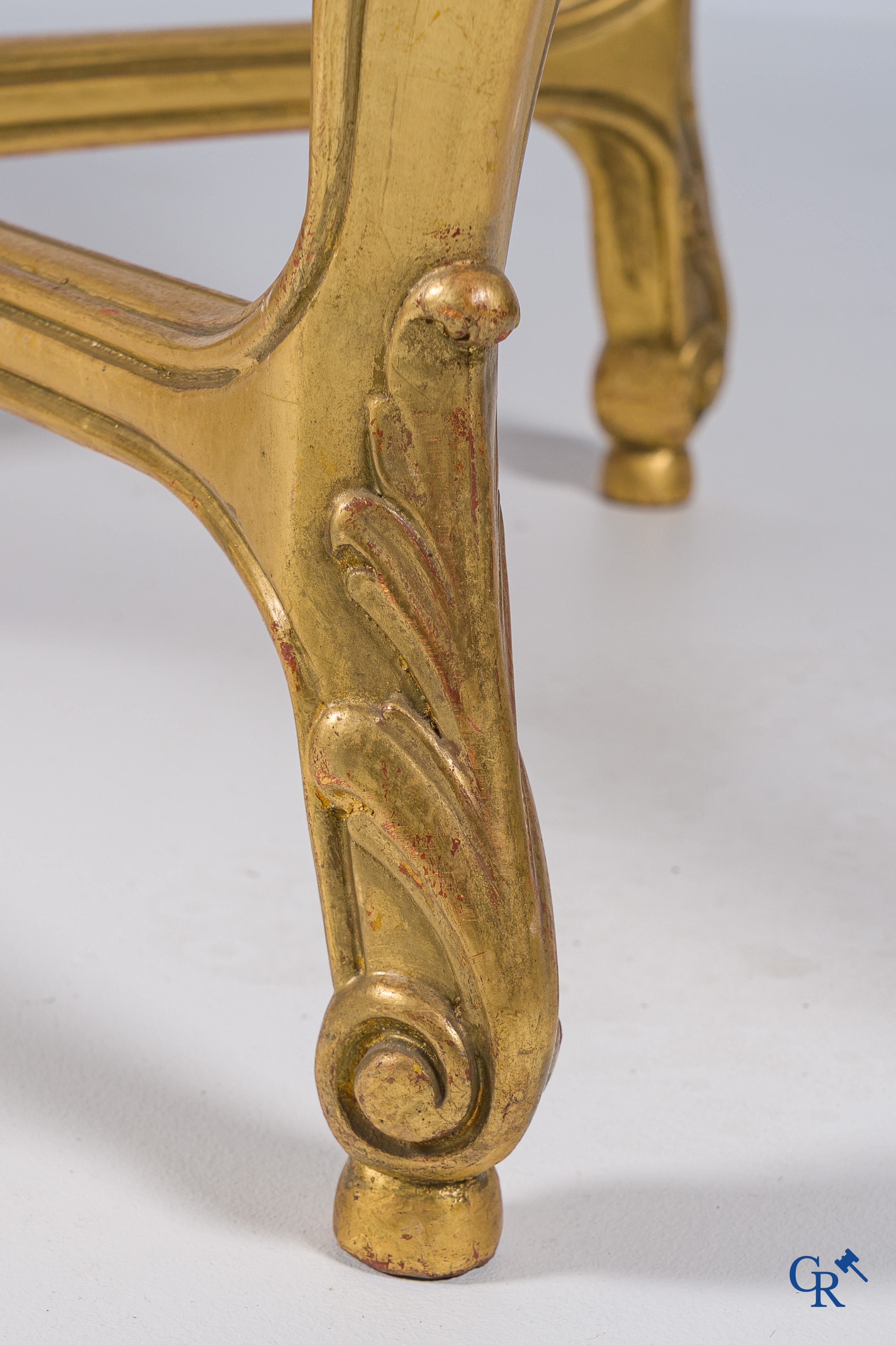 Table console en bois sculpté et doré avec plateau en marbre. Style LXV.