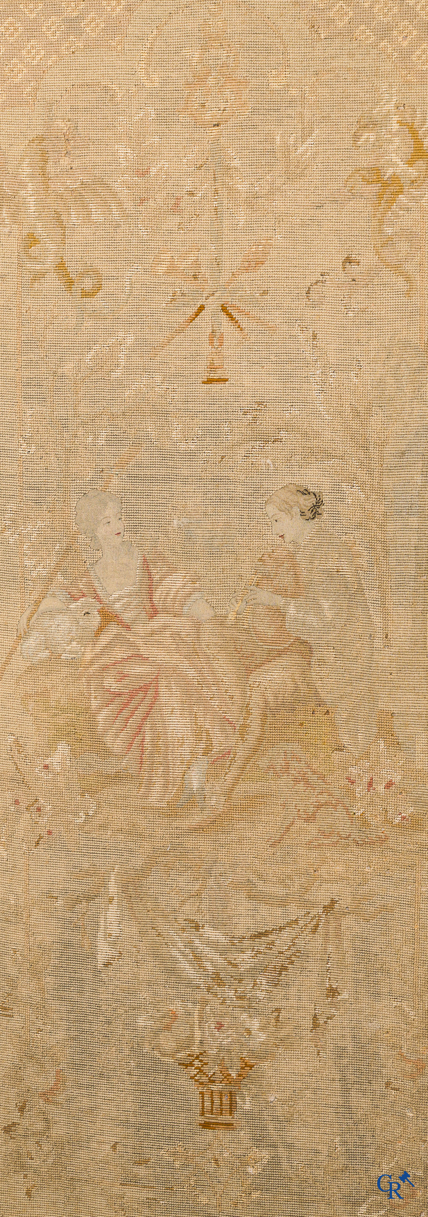 Paravent 3 pièces en bois finement sculpté et doré, décoré de broderie. Style LXV, vers 1900.