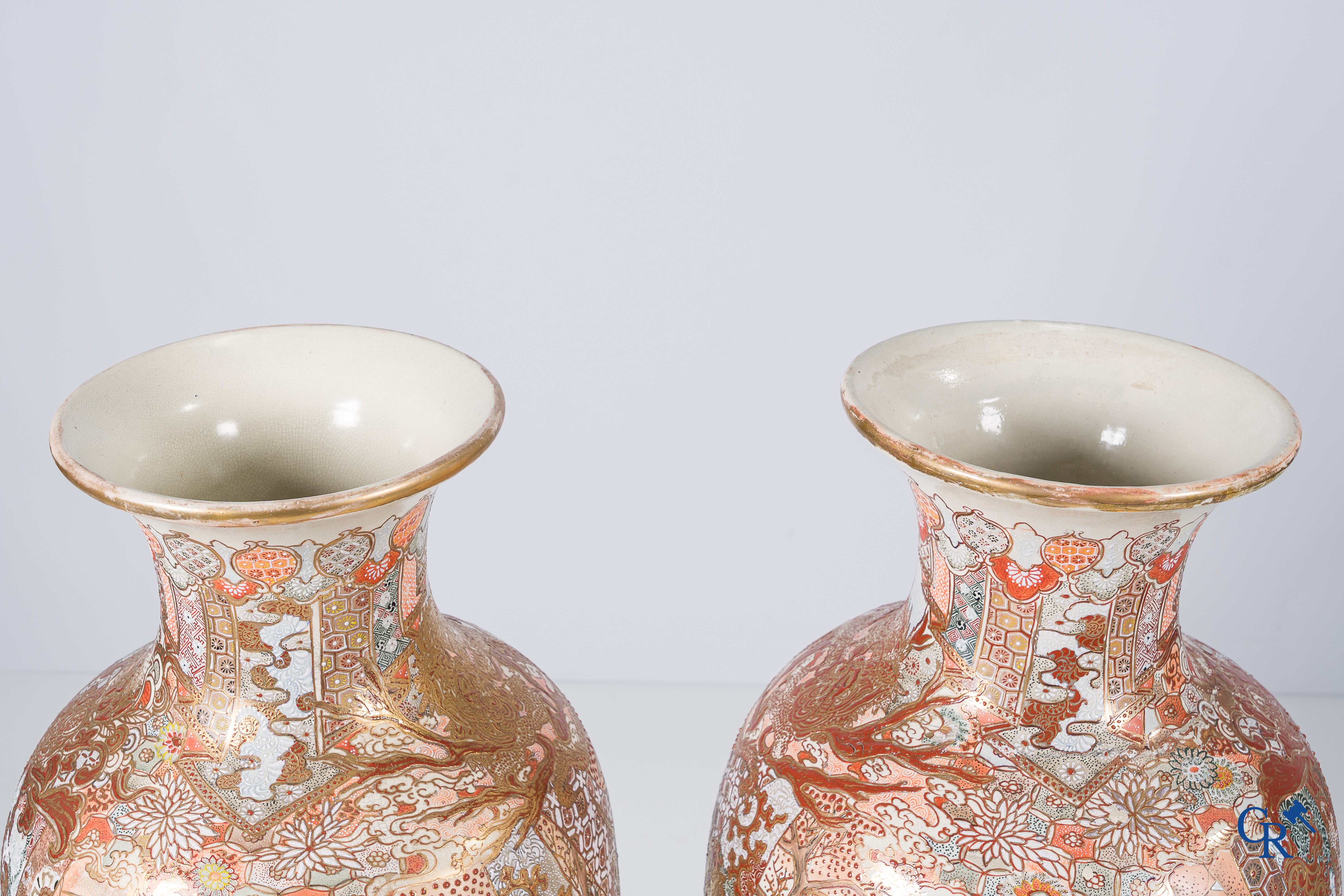 Art Asiatique. Art japonais. Exceptionnelle grande paire de vases Satsuma finement décorés. XIXe siècle.