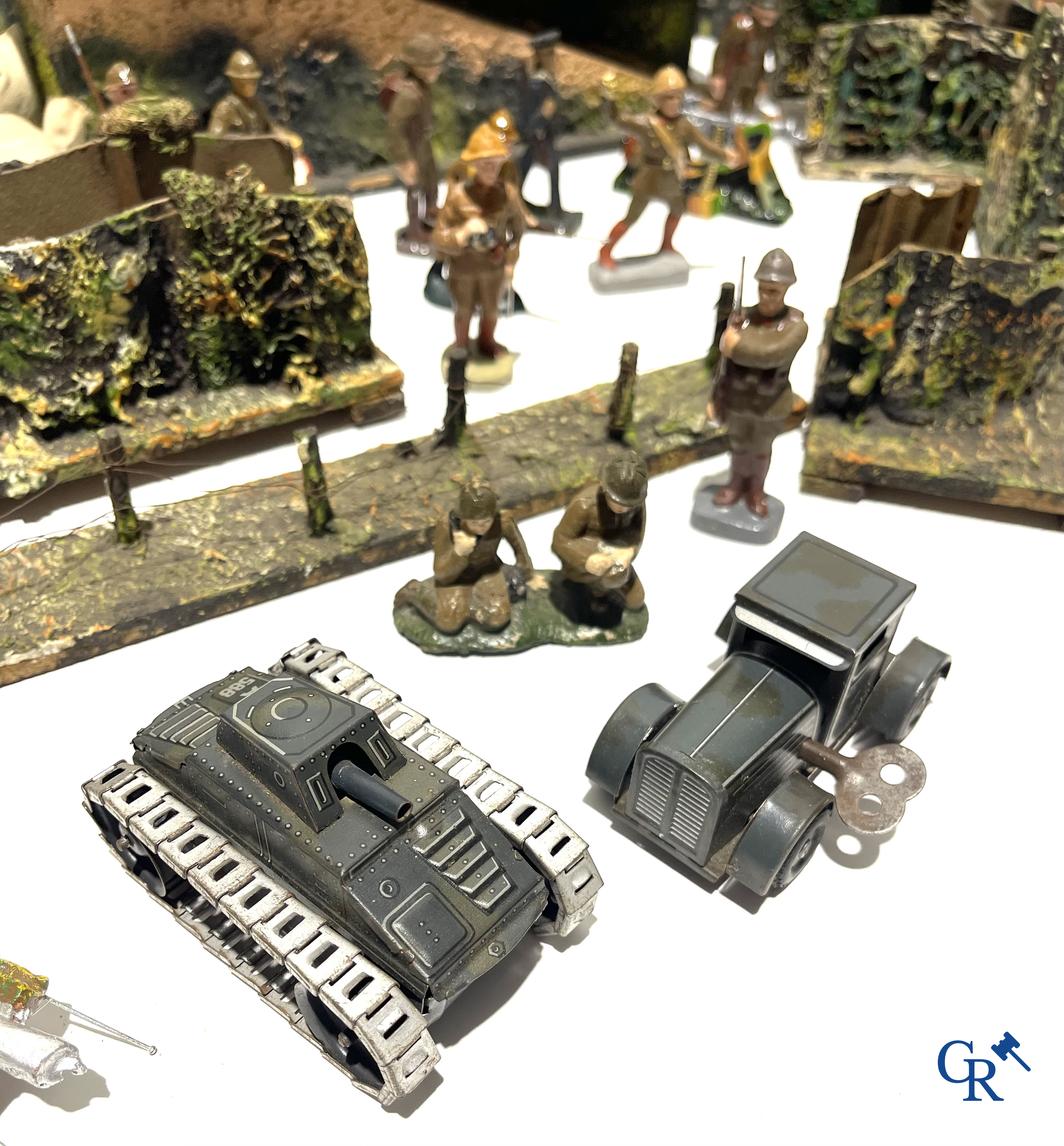 Grand nombre de jouets militaires ancien. Chars Gamma, figurines en composite, bunkers, tranchées, hôpital de campagne, etc. Années 1930-40.