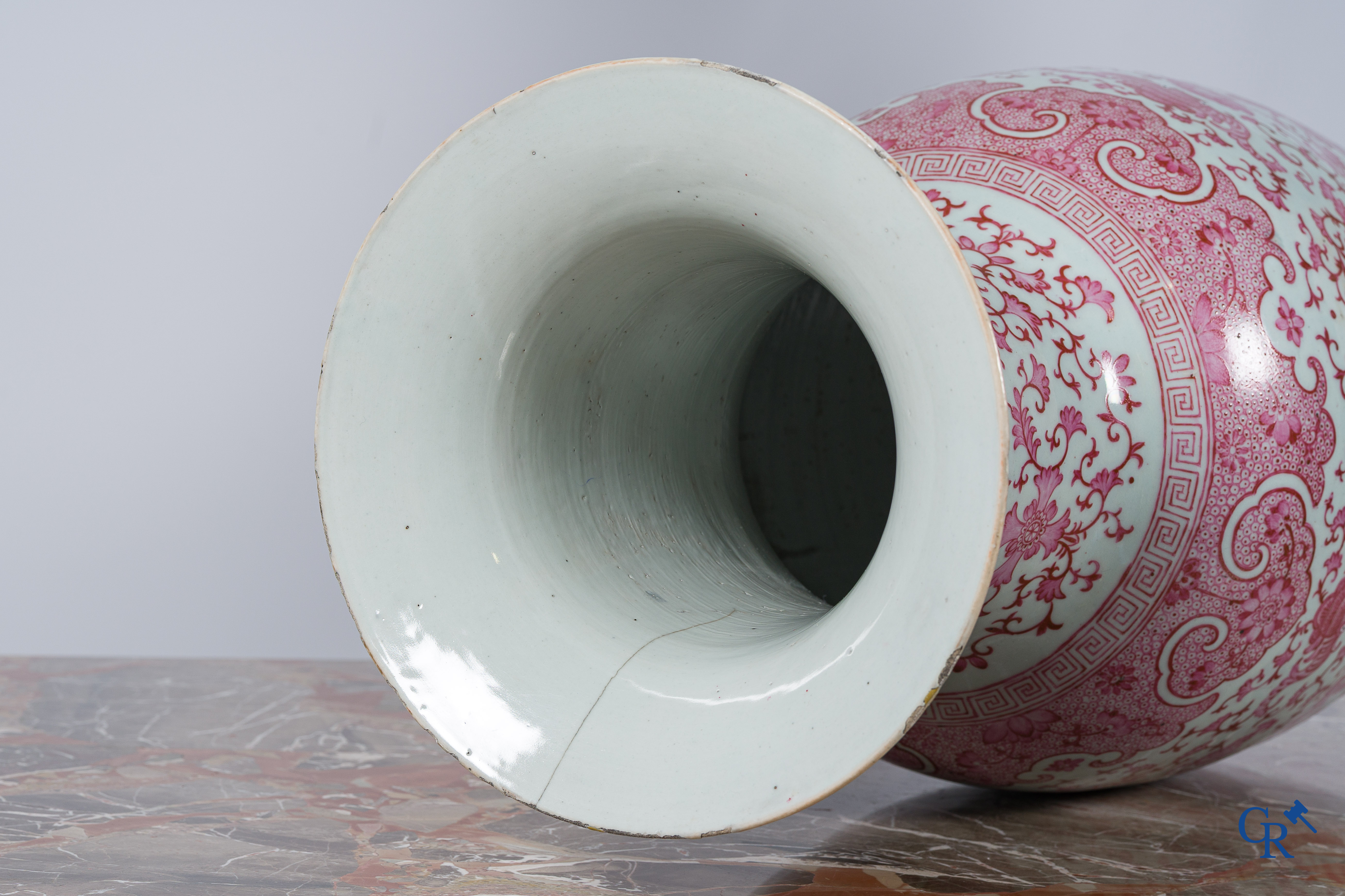 Art Asiatique. Porcelaine chinoise. Grand vase balustre aux motifs violet-rose "puce". 19ème siècle.