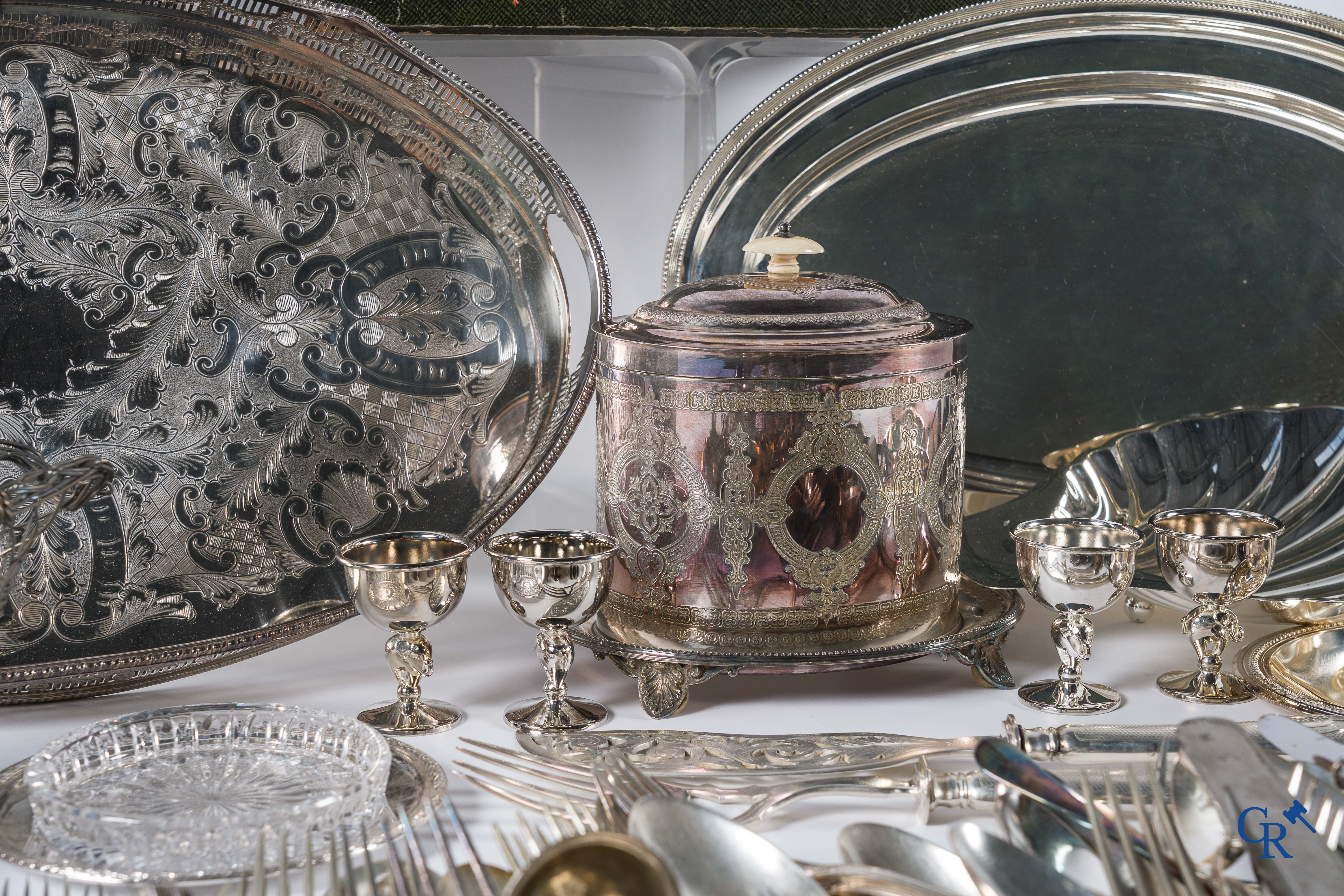 Grand lot de métal argenté, couverts et couteaux en argent fourré.