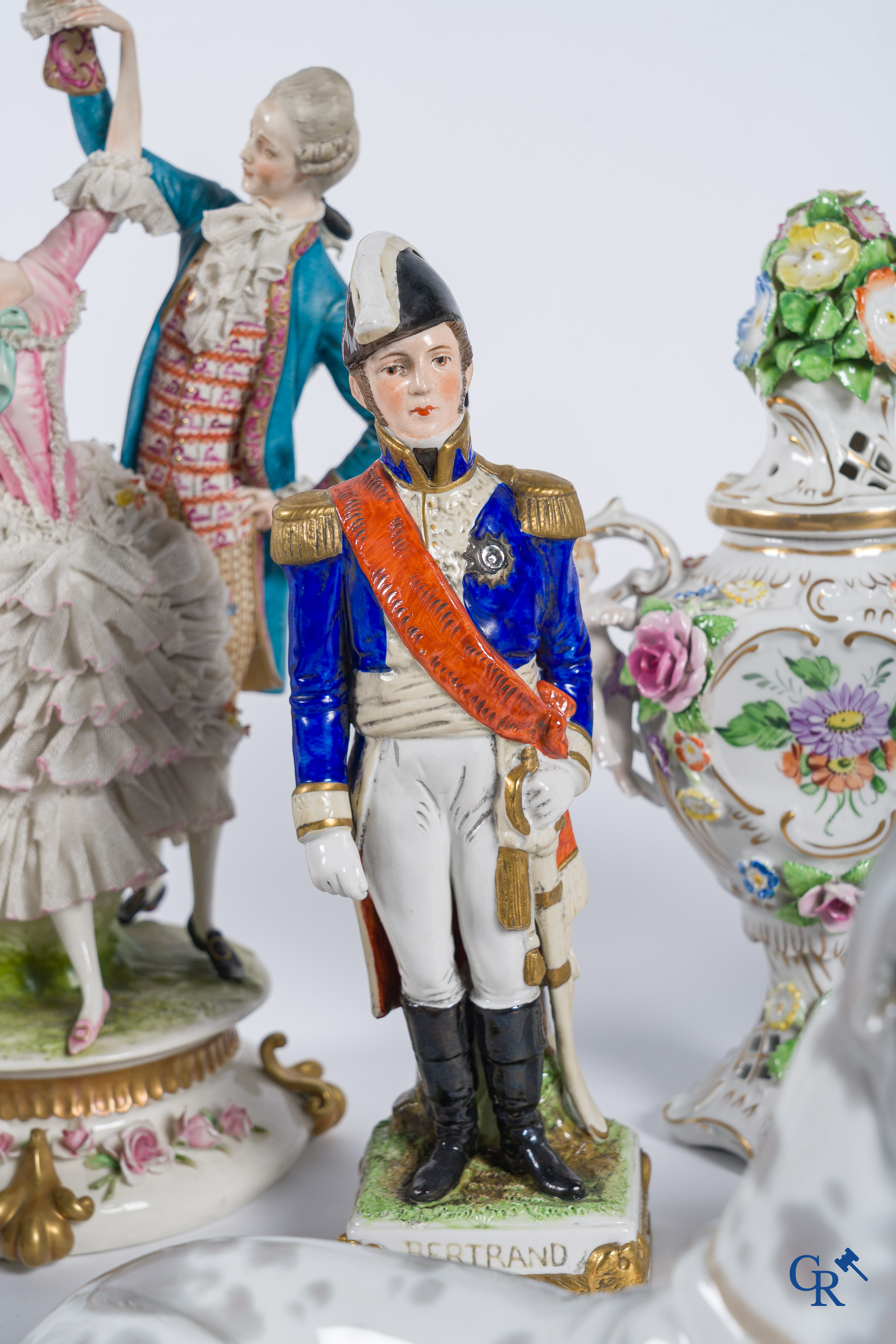 Beau lot de divers sujets en porcelaine. Porcelaine de Saxe, Ladro, etc. (11 pièces)