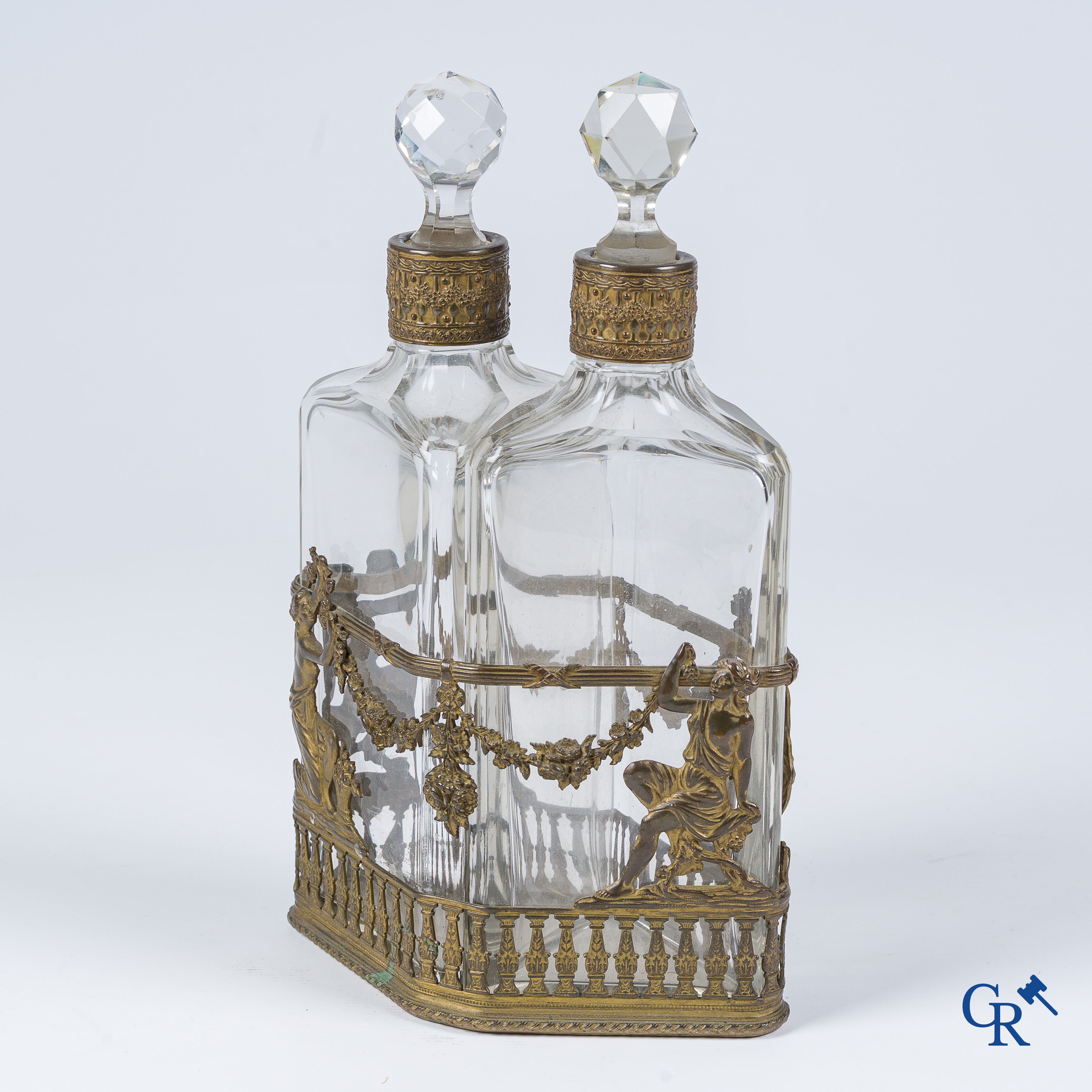 Cave à parfum à deux grands flacons en cristal taillé et bronze doré. Vers 1900.